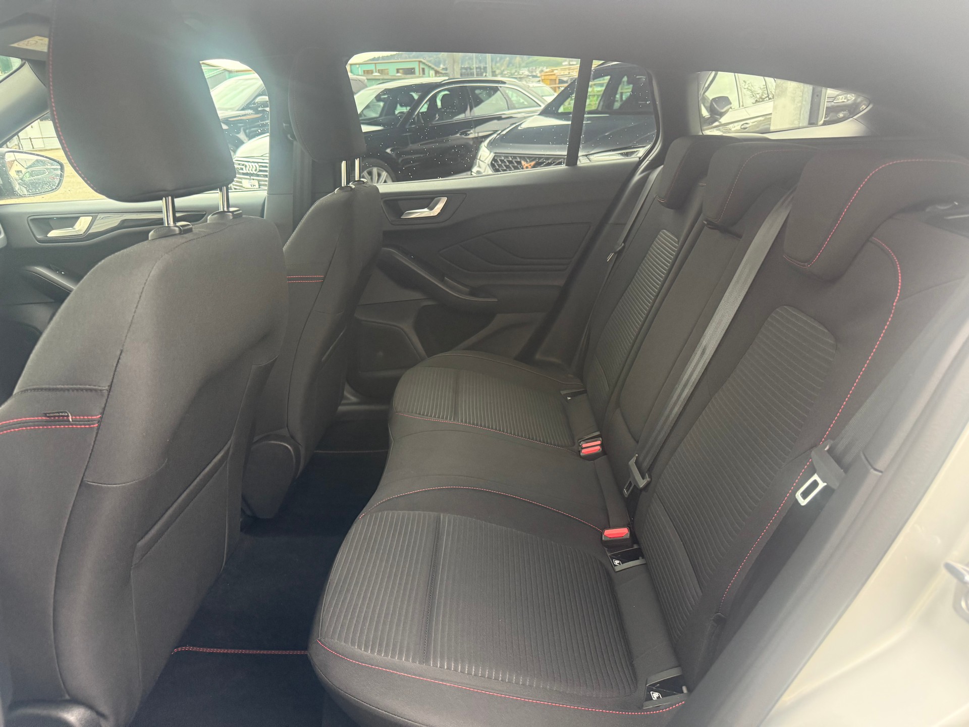 FORD Focus Station Wagon 1.0i EcoB Hybrid 155 ST-Line X-image-6