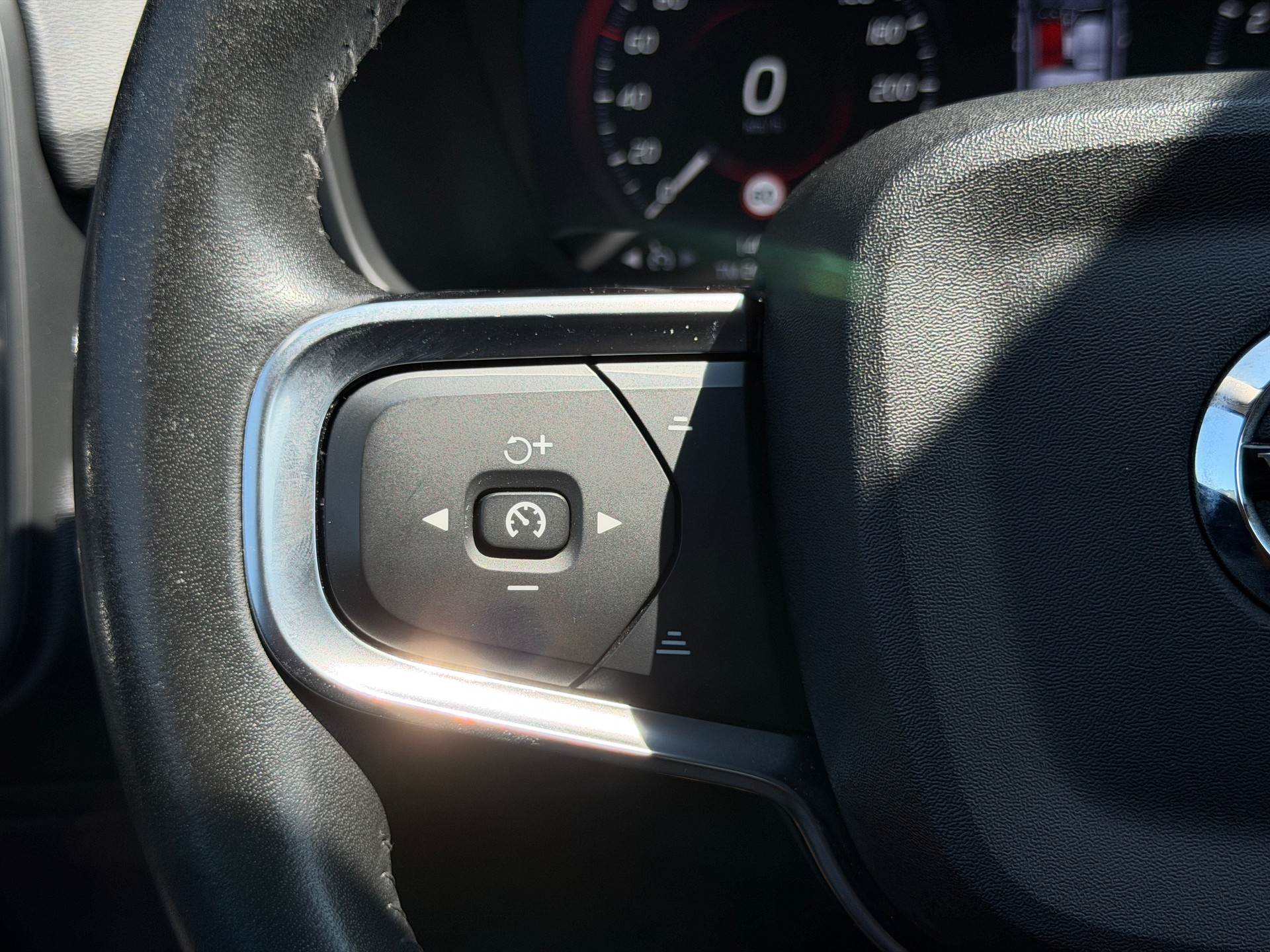 VOLVO XC40 T3 Momentum Geartronic *Assistenzpaket* *Rückfahrkamera*-image-17