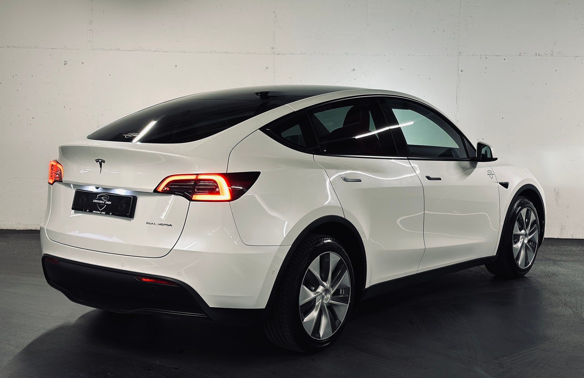 TESLA Model Y Long Range AWD (Enhanced Autopilot)-image-3