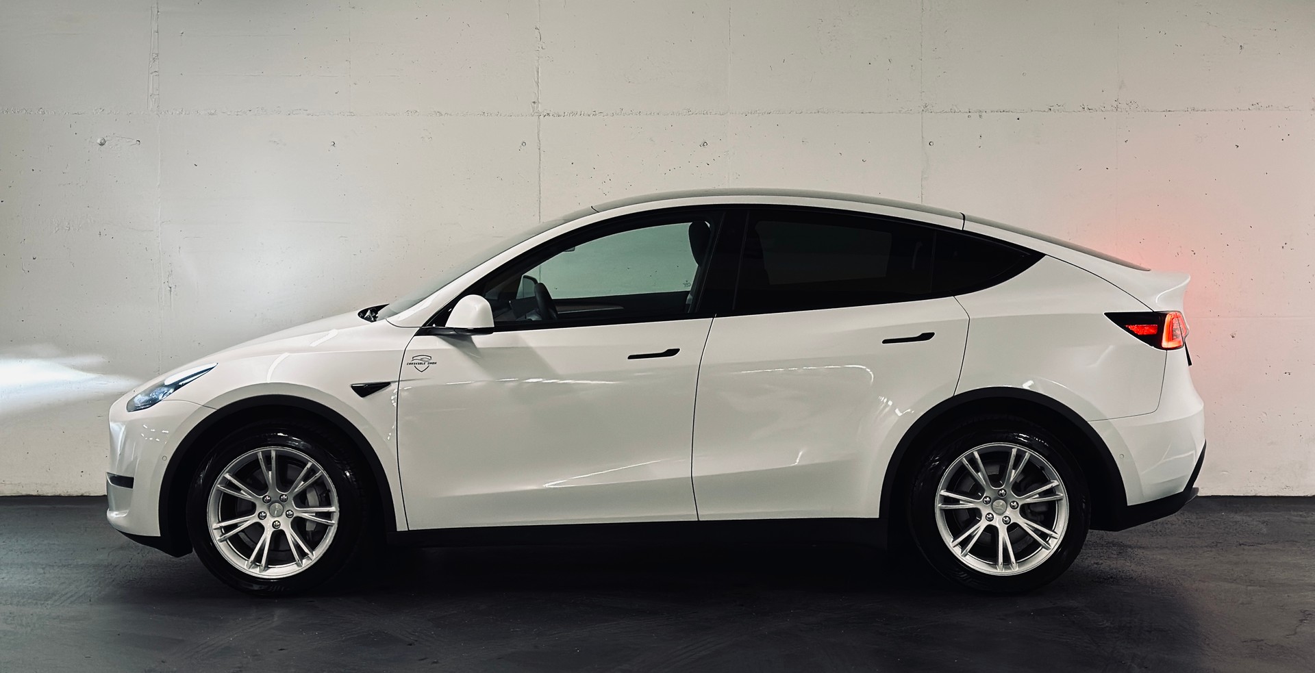 TESLA Model Y Long Range AWD (Enhanced Autopilot)-image-4