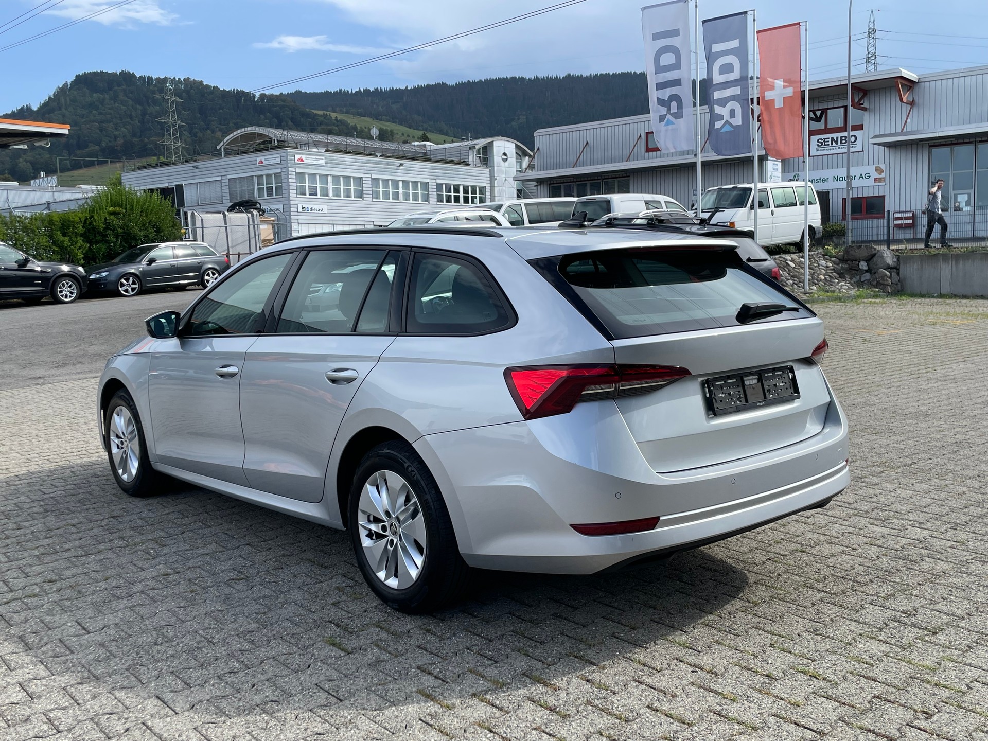 SKODA Octavia Combi 2.0 TDI DSG Ambition 4x4 * neue Bremsen vorne und hinten *-image-3