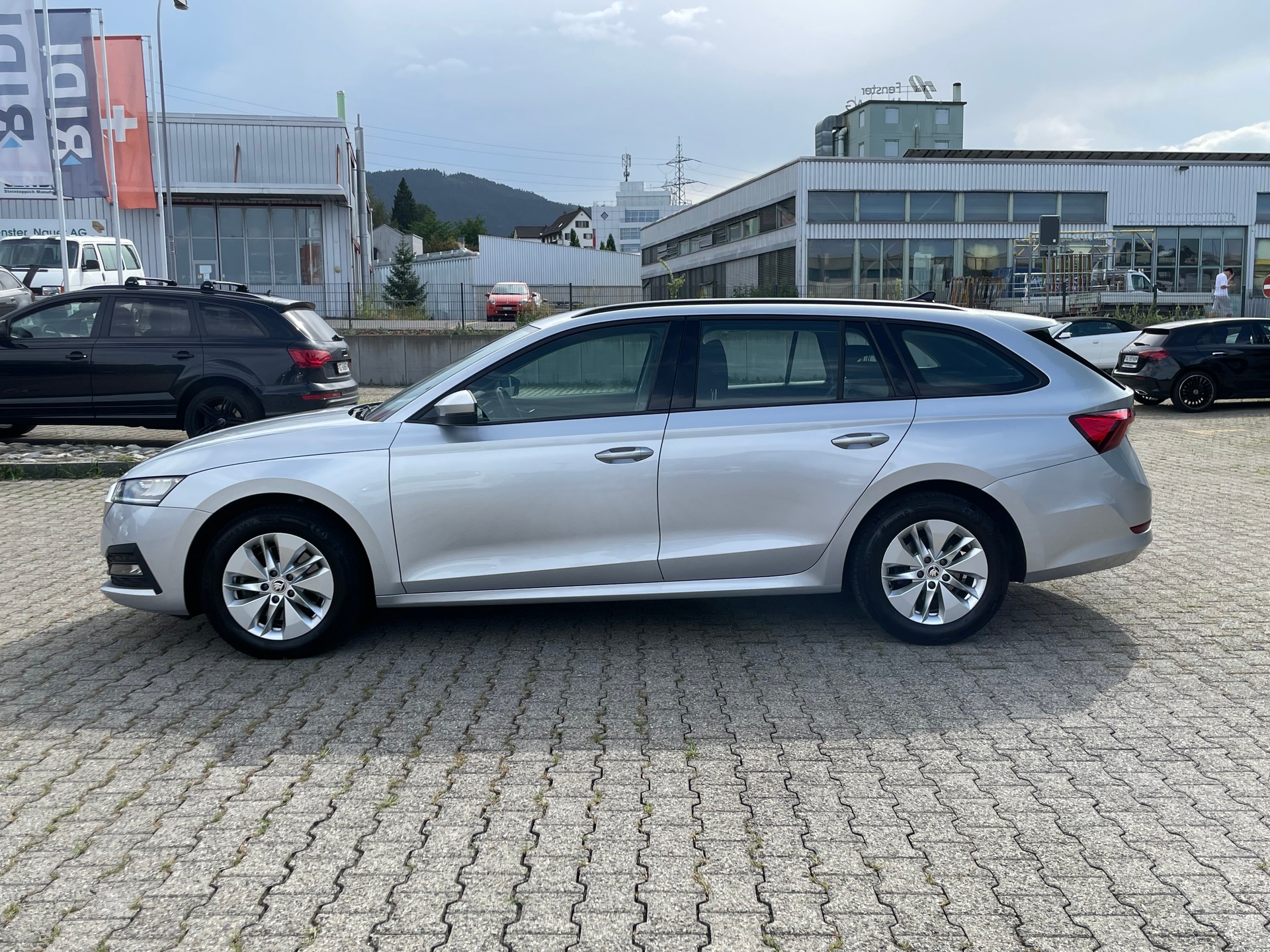 SKODA Octavia Combi 2.0 TDI DSG Ambition 4x4 * neue Bremsen vorne und hinten *-image-2
