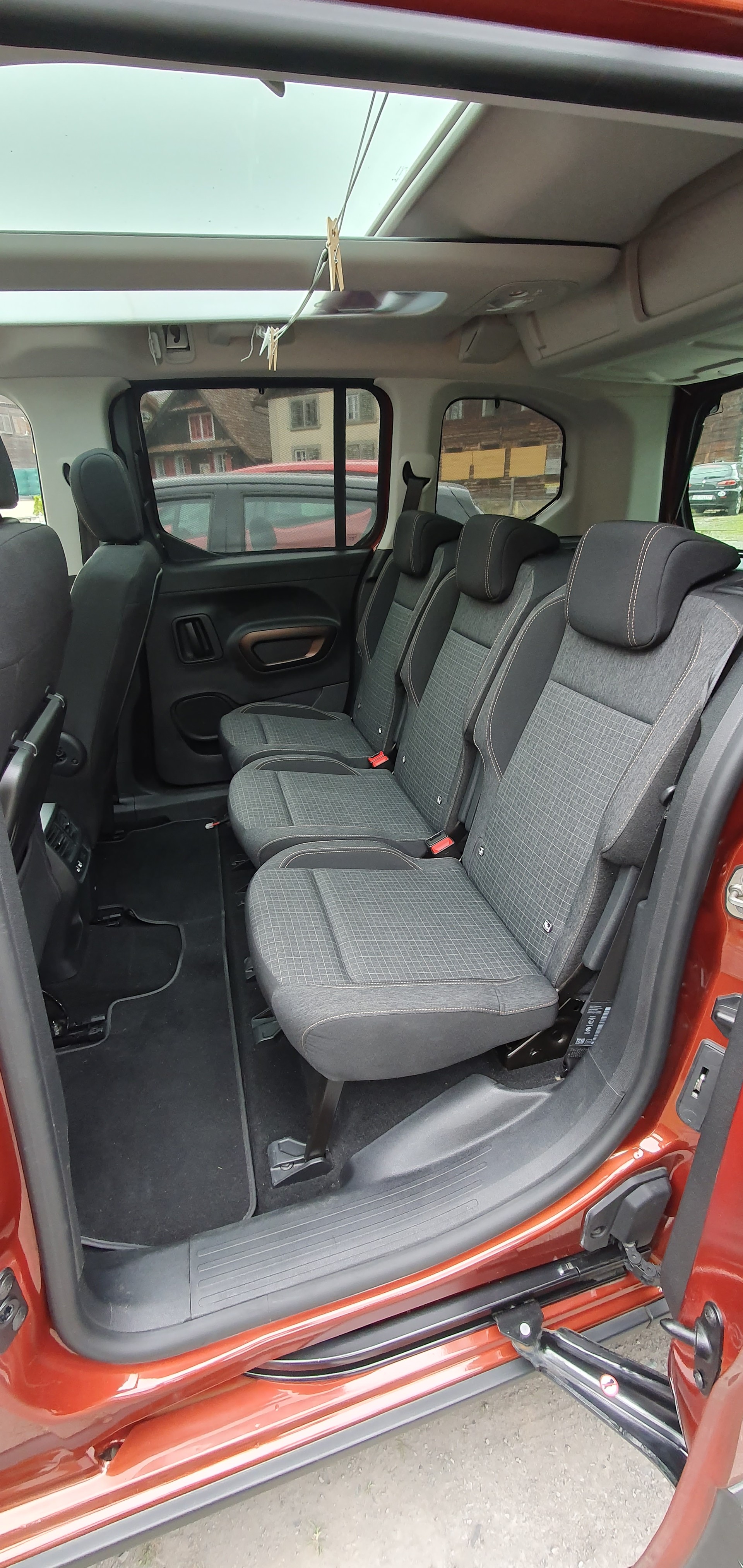 PEUGEOT 1.5 BlueHDi 130 Allure-image-3