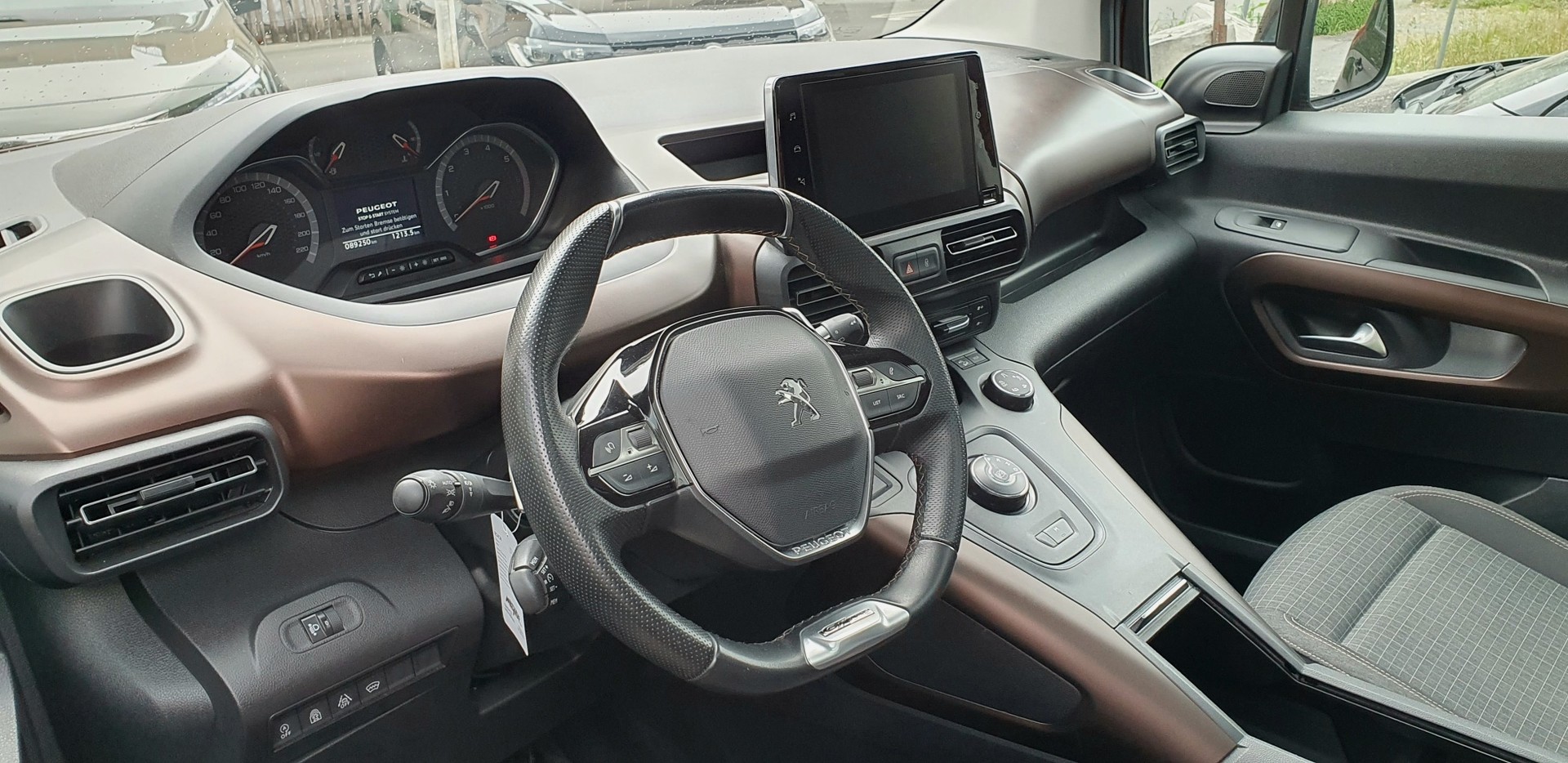 PEUGEOT 1.5 BlueHDi 130 Allure-image-2