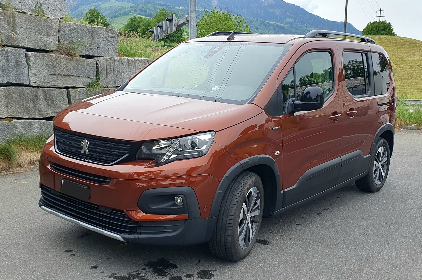 PEUGEOT 1.5 BlueHDi 130 Allure-image-1