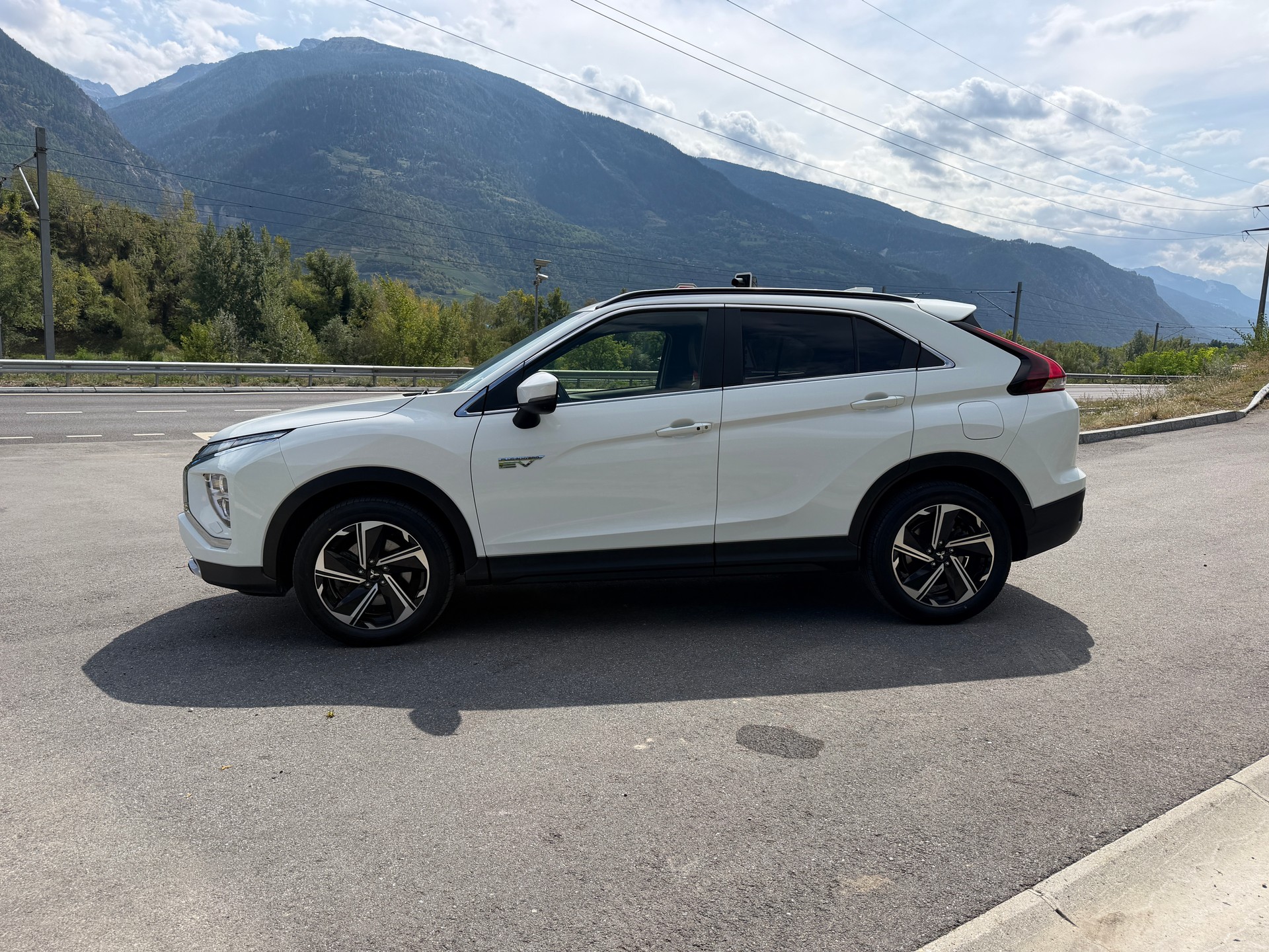 MITSUBISHI Cross 2.4 PHEV Style Business 4WD-image-2