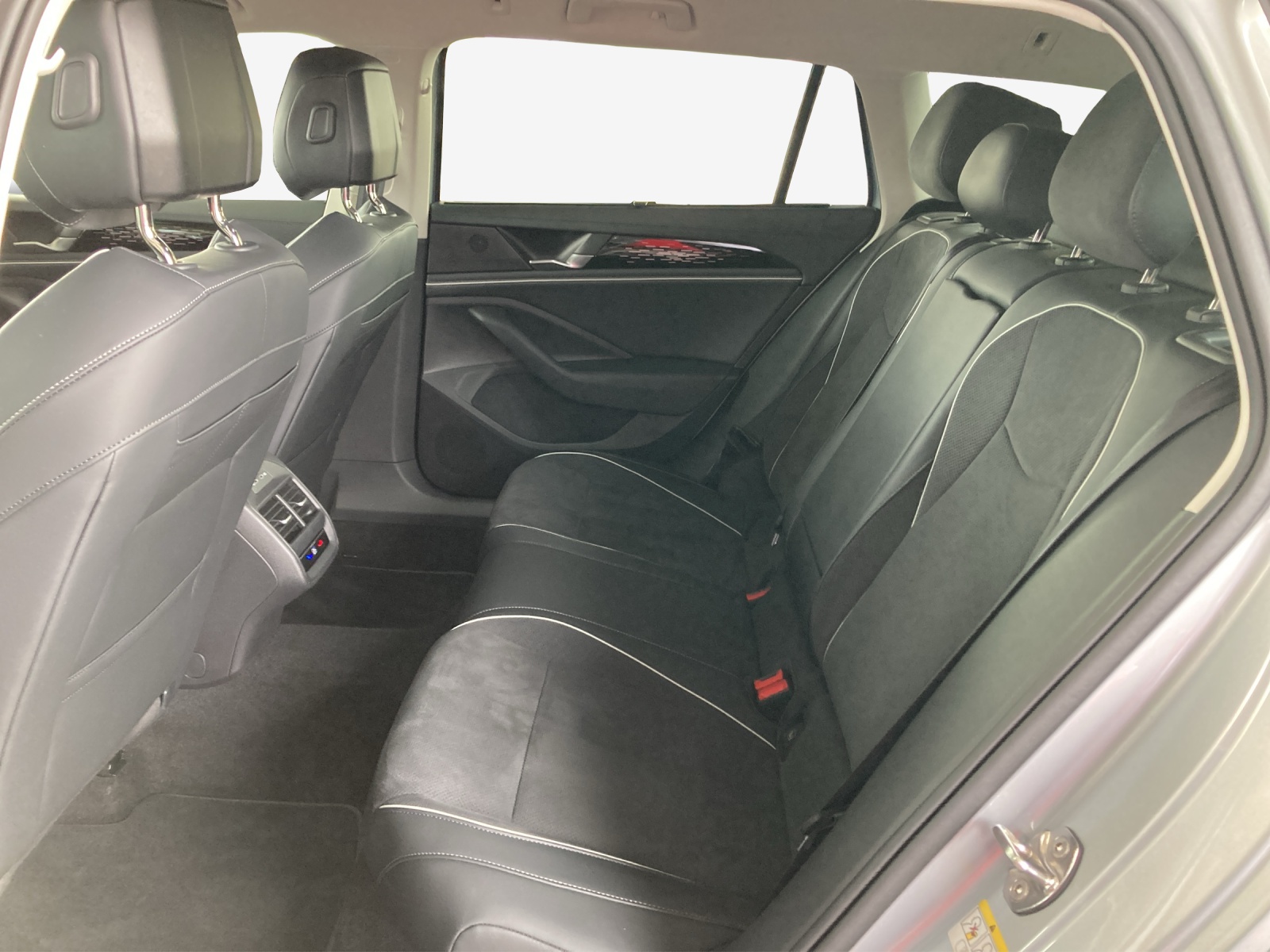 VW Passat Variant 2.0 TDI evo Business 4 Motion DSG-image-11