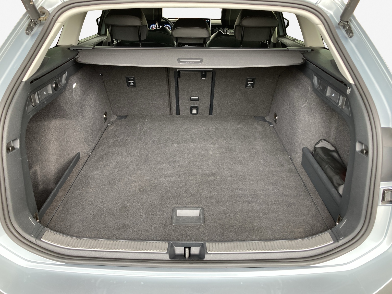 VW Passat Variant 2.0 TDI evo Business 4 Motion DSG-image-12