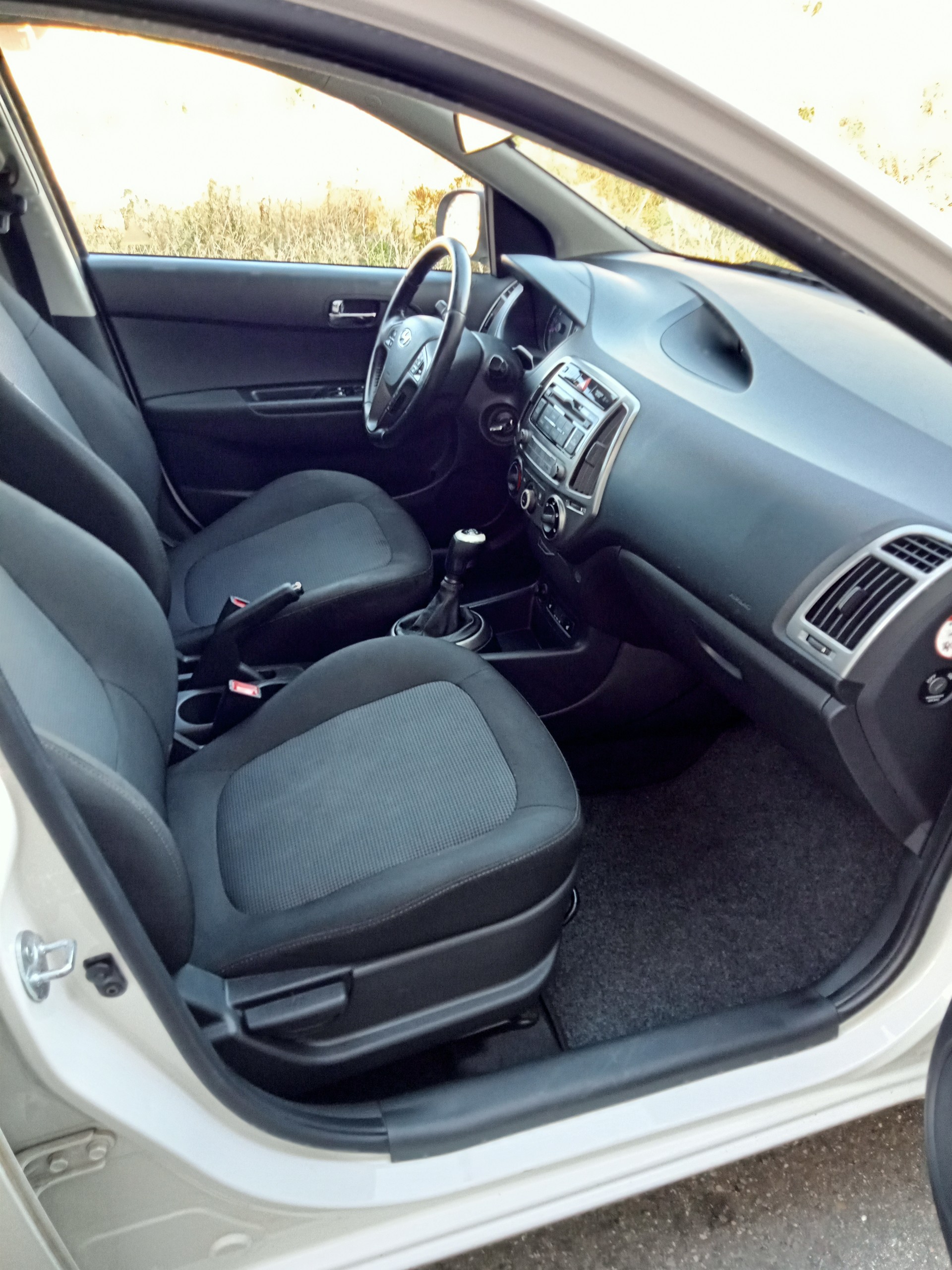 HYUNDAI i20 1.4 Style-image-8