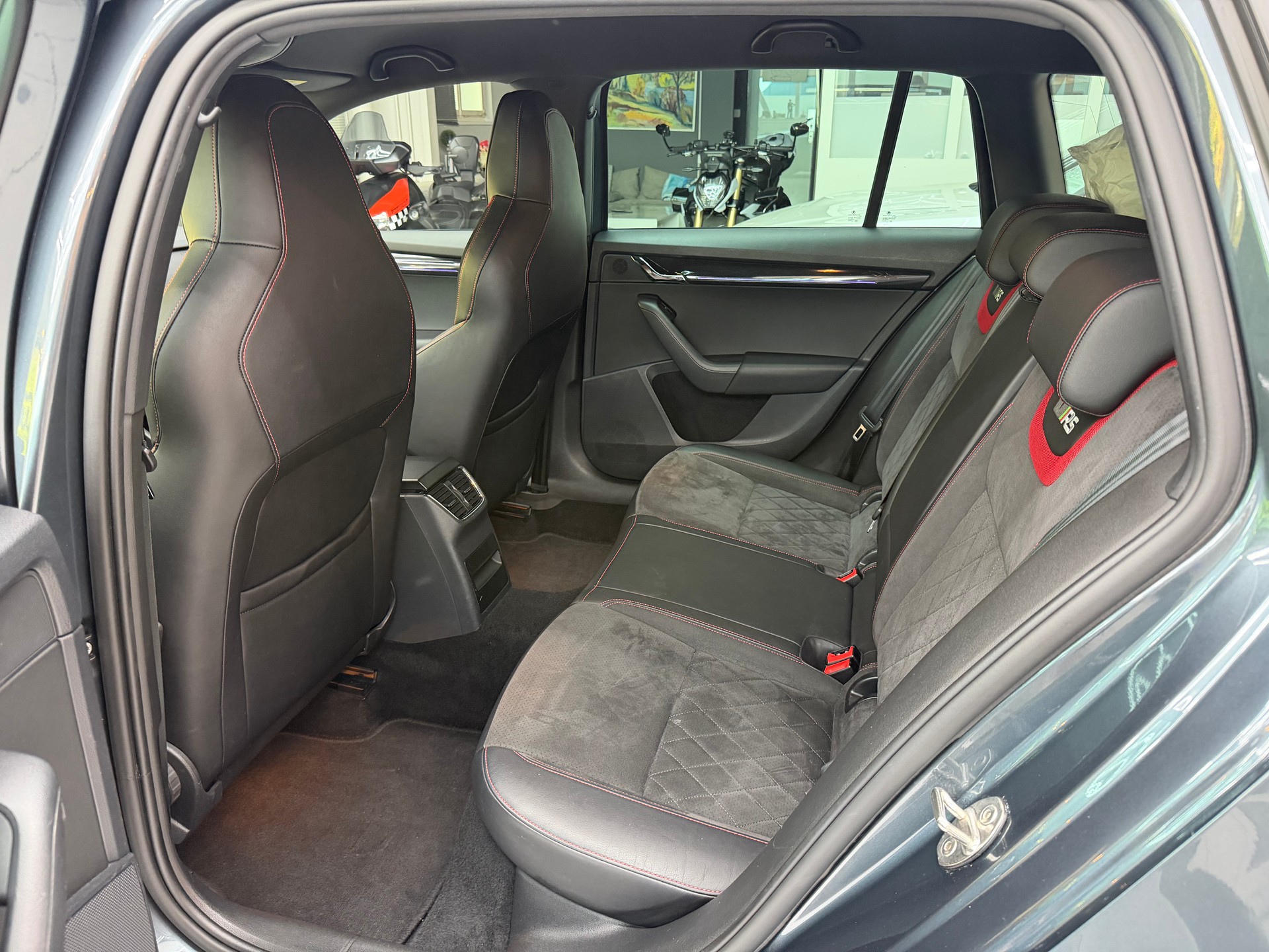 SKODA Octavia Combi 2.0 TDI 184 RS 4x4 DSG-image-12