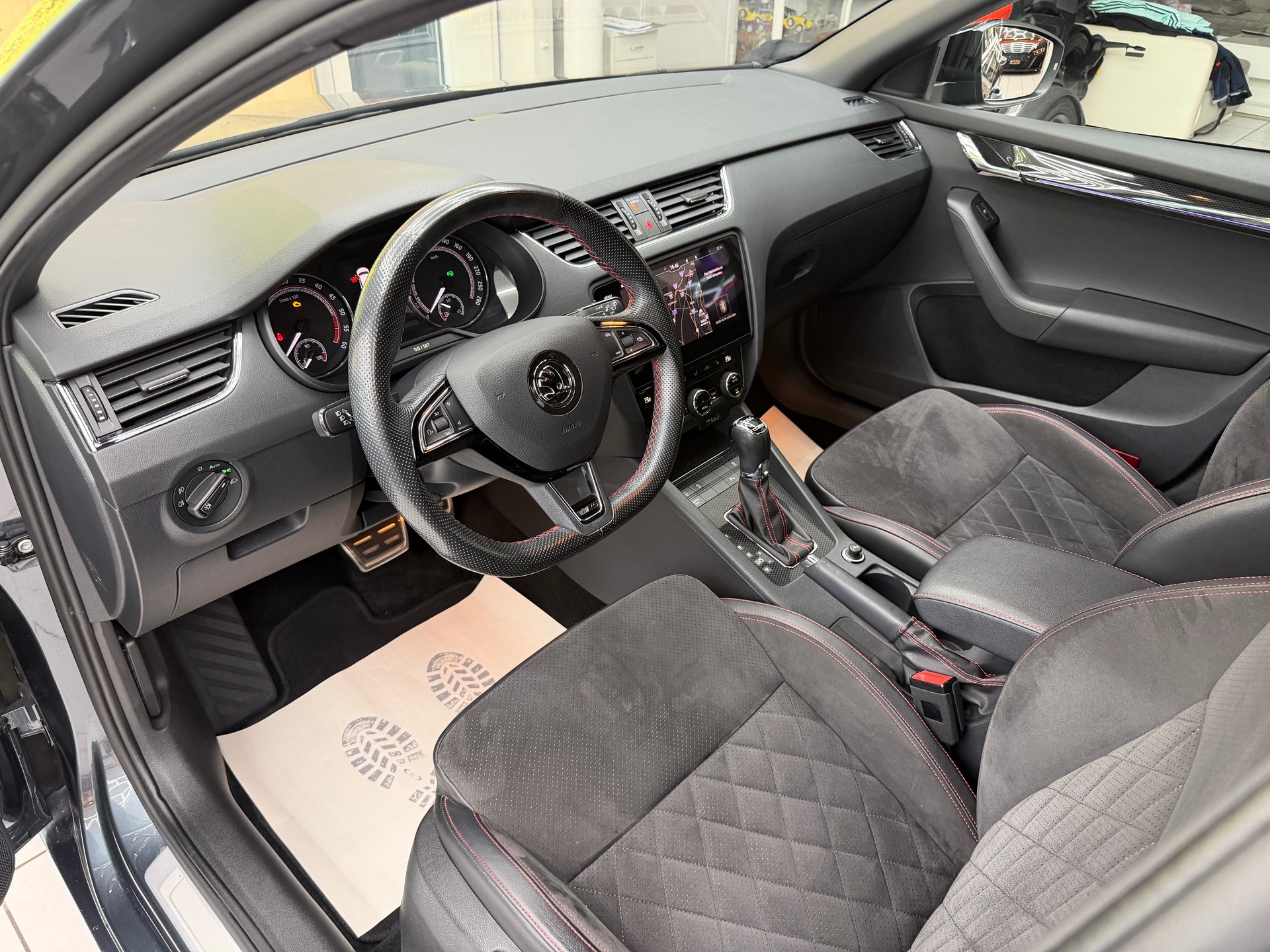 SKODA Octavia Combi 2.0 TDI 184 RS 4x4 DSG-image-10