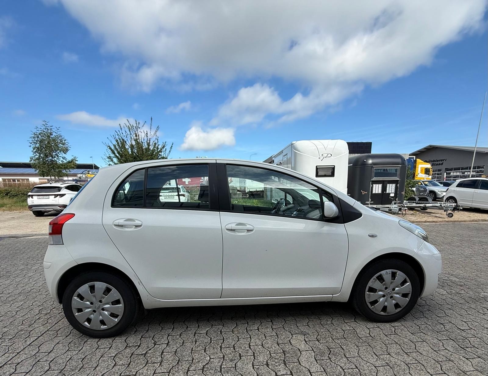 TOYOTA Yaris 1.33 Linea Sol-image-4