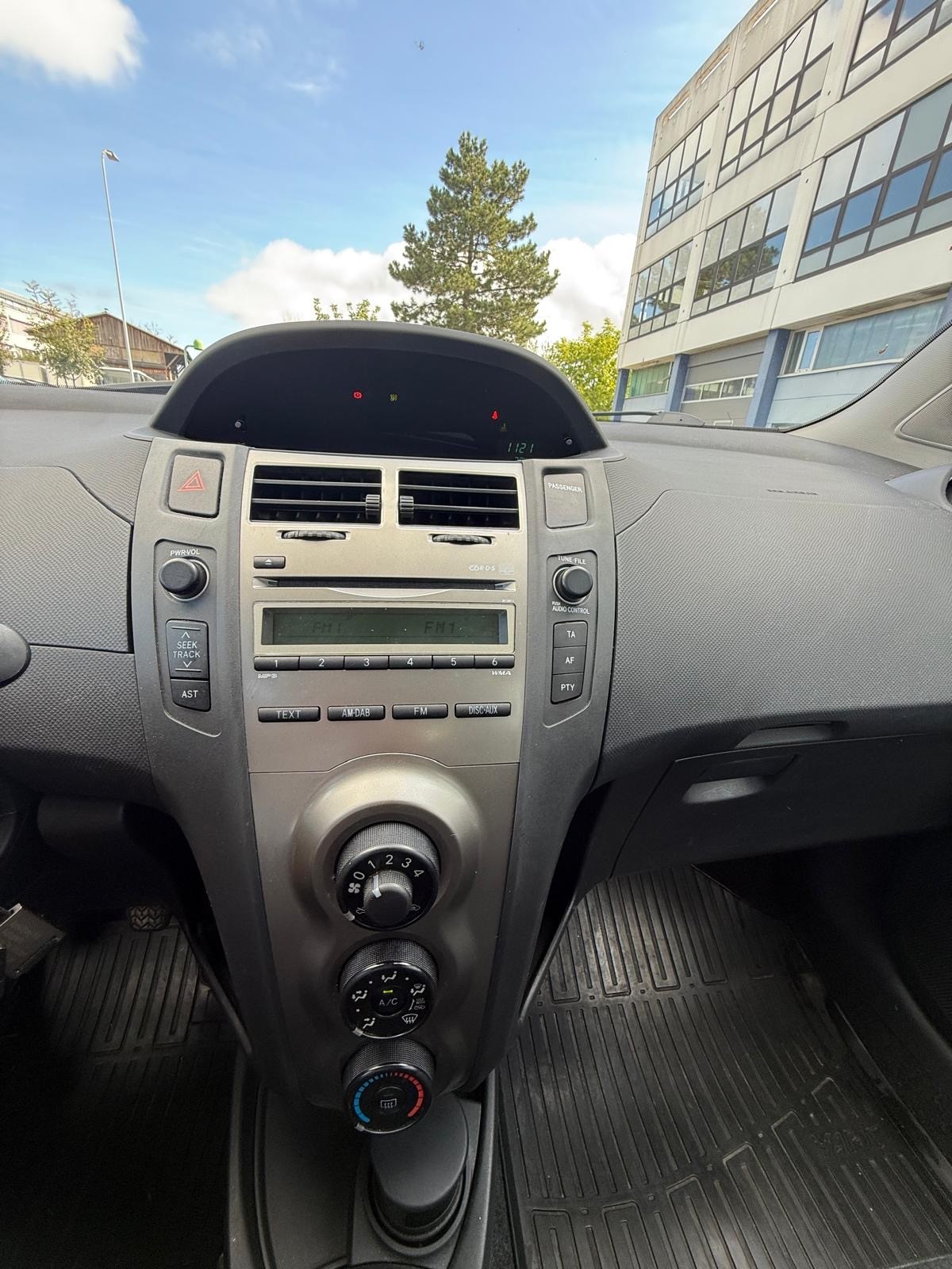 TOYOTA Yaris 1.33 Linea Sol-image-10