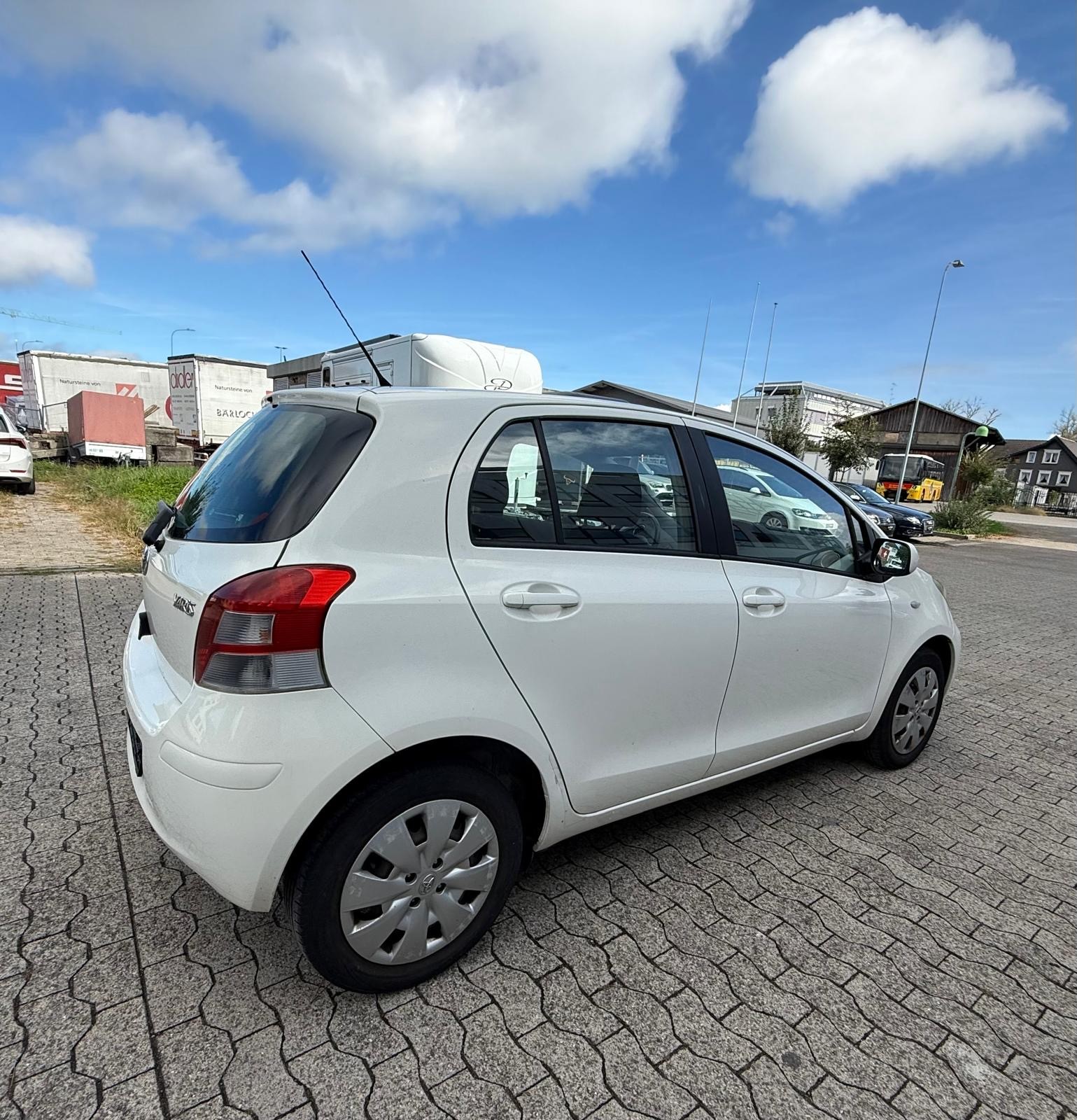 TOYOTA Yaris 1.33 Linea Sol-image-2