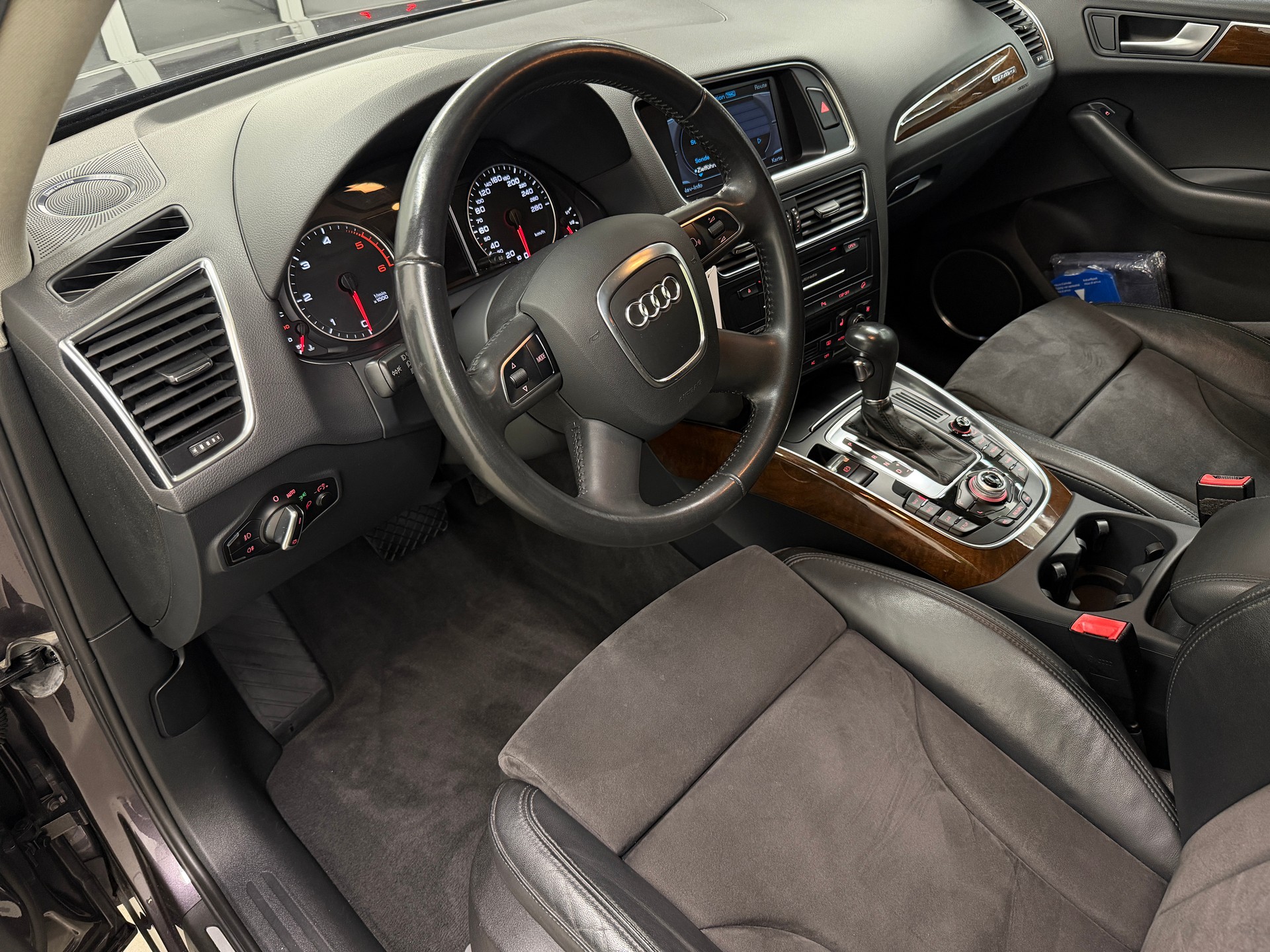 AUDI Q5 3.0 TDI quattro S-tronic-image-11