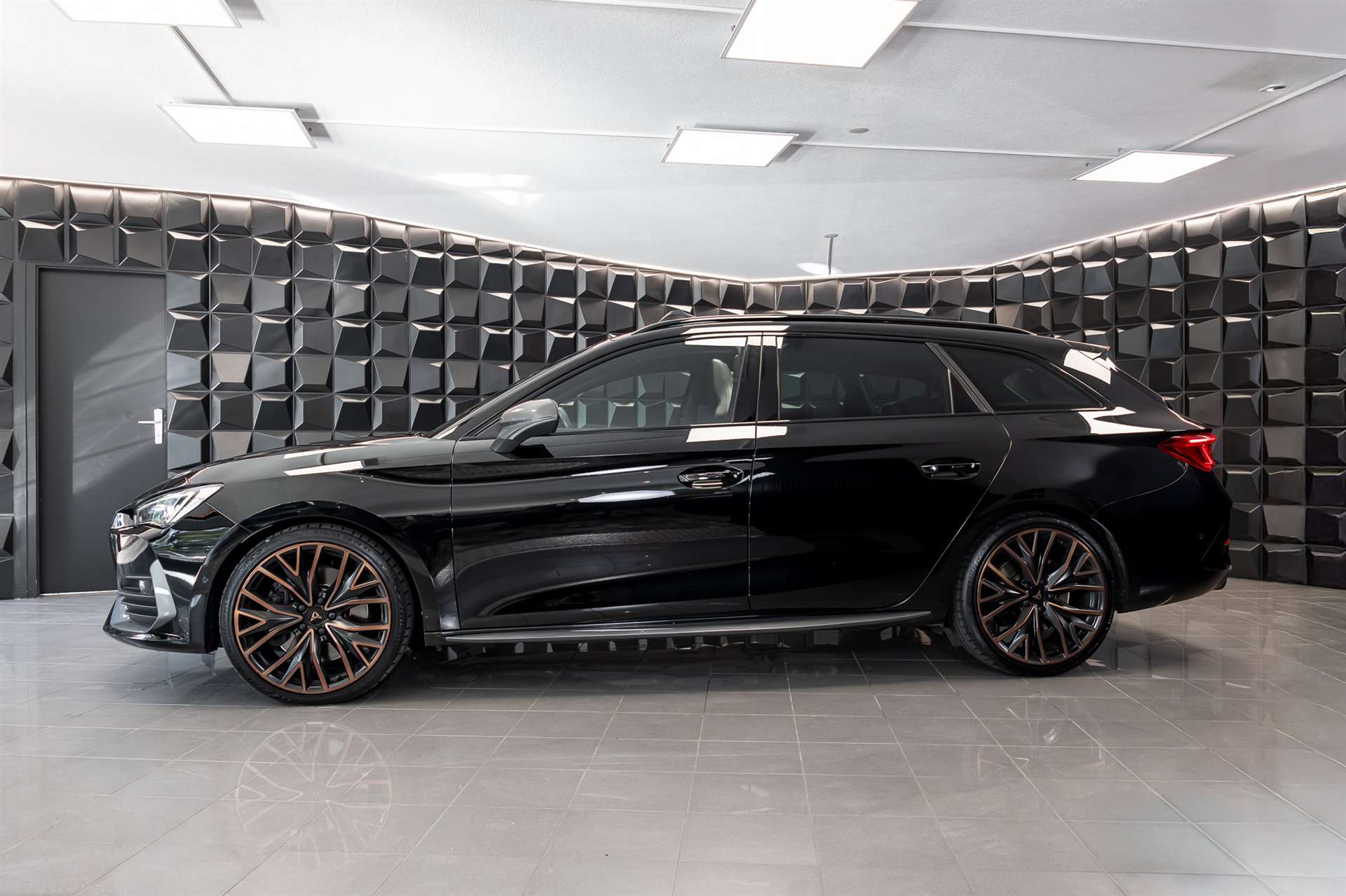 CUPRA LEON ST 2.0 TSI VZ DSG 4Drive-image-1