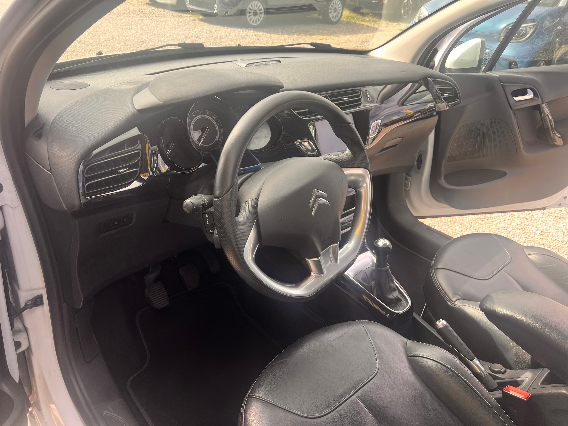 CITROEN C3 1.2i PureTech Exclusive-image-12