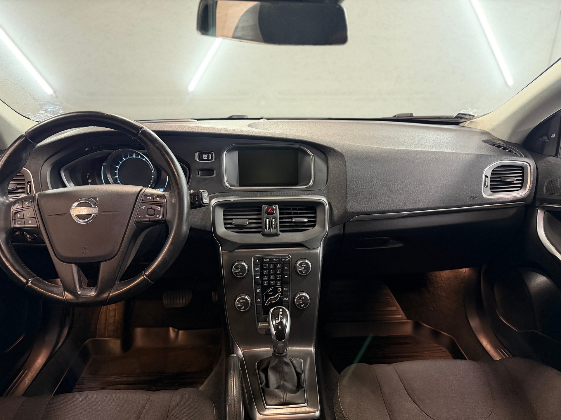 VOLVO V40 T4 Momentum Powershift-image-14