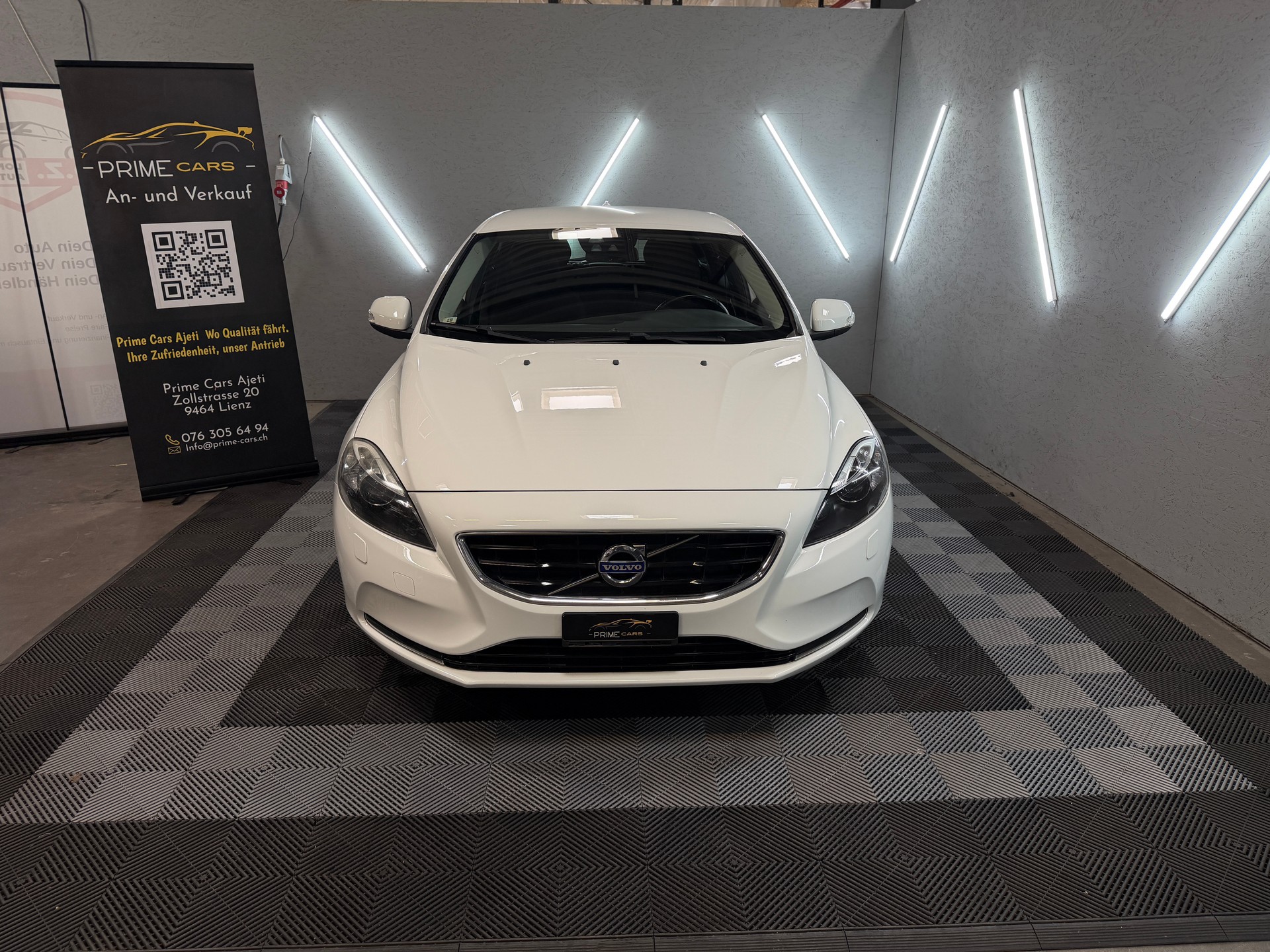 VOLVO V40 T4 Momentum Powershift-image-3
