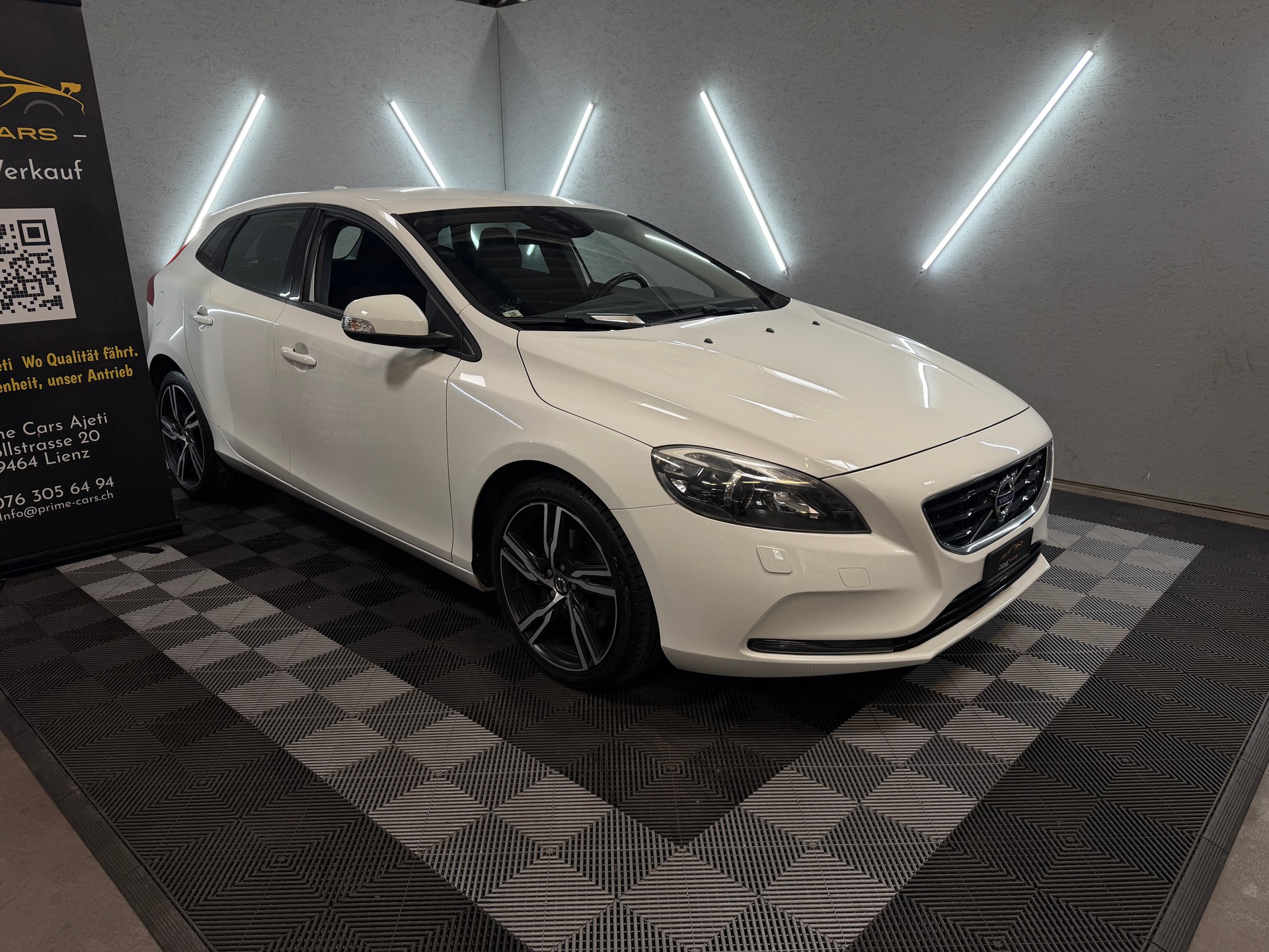 VOLVO V40 T4 Momentum Powershift-image-2