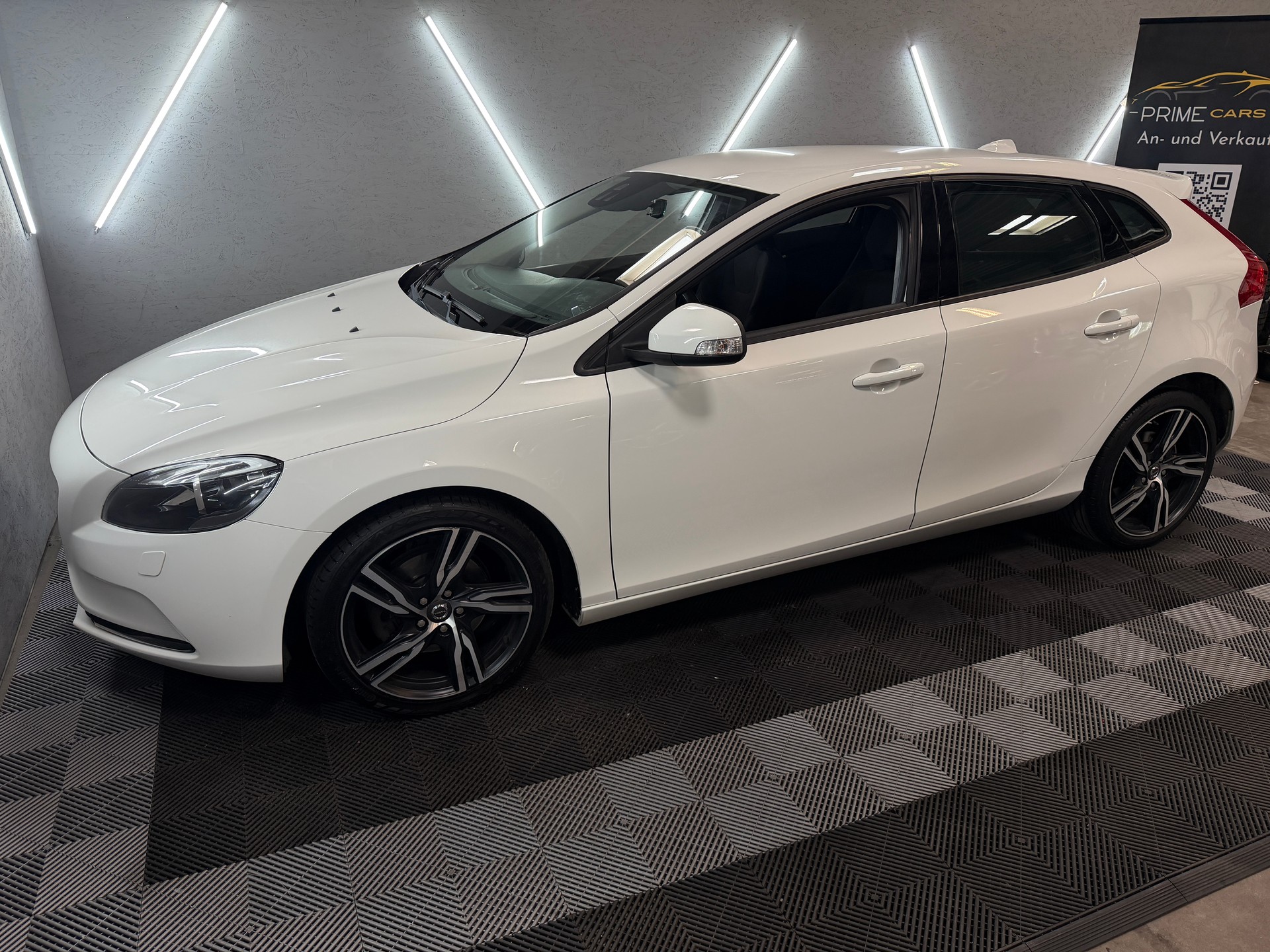 VOLVO V40 T4 Momentum Powershift-image-8