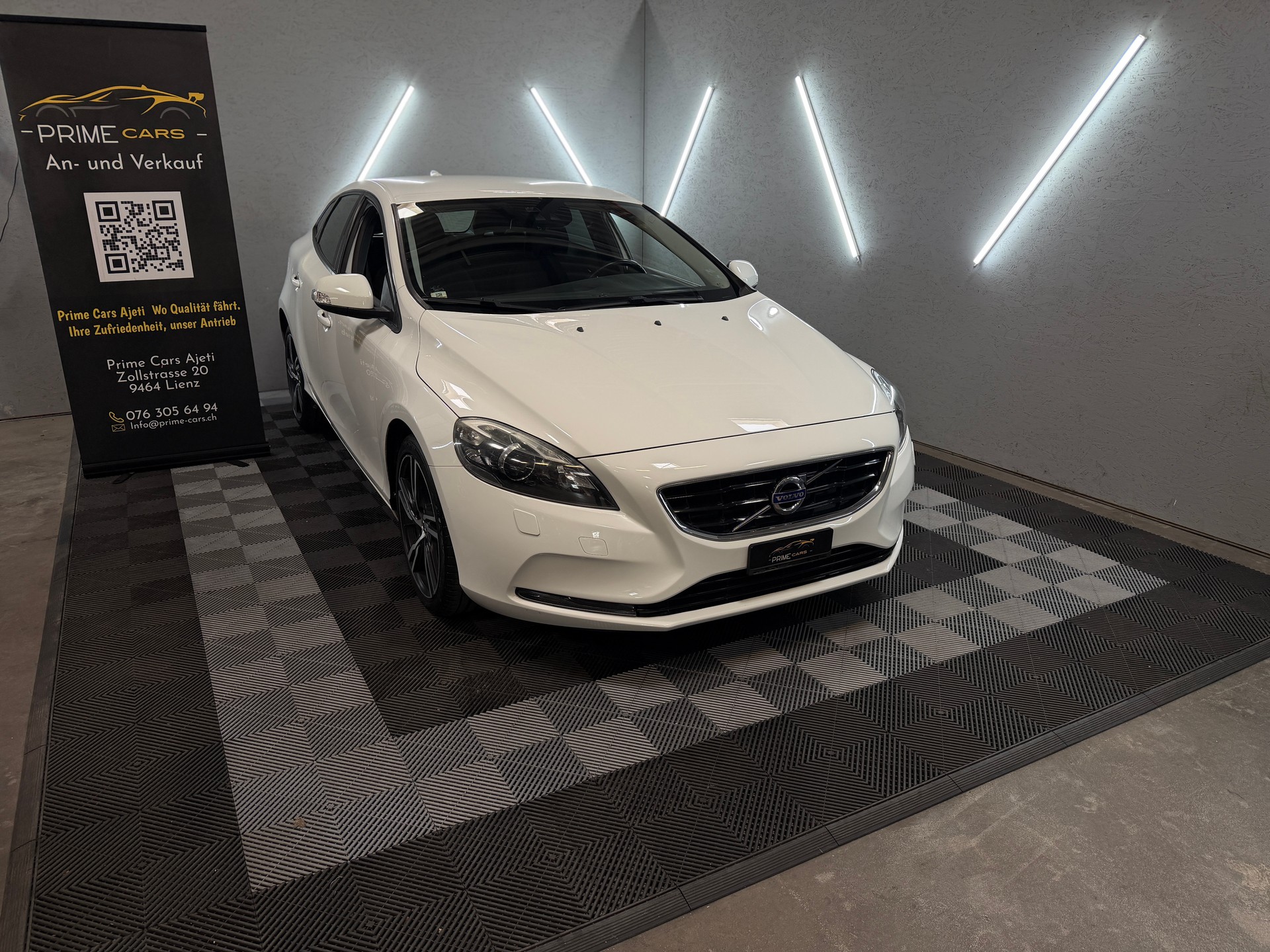 VOLVO V40 T4 Momentum Powershift-image-0
