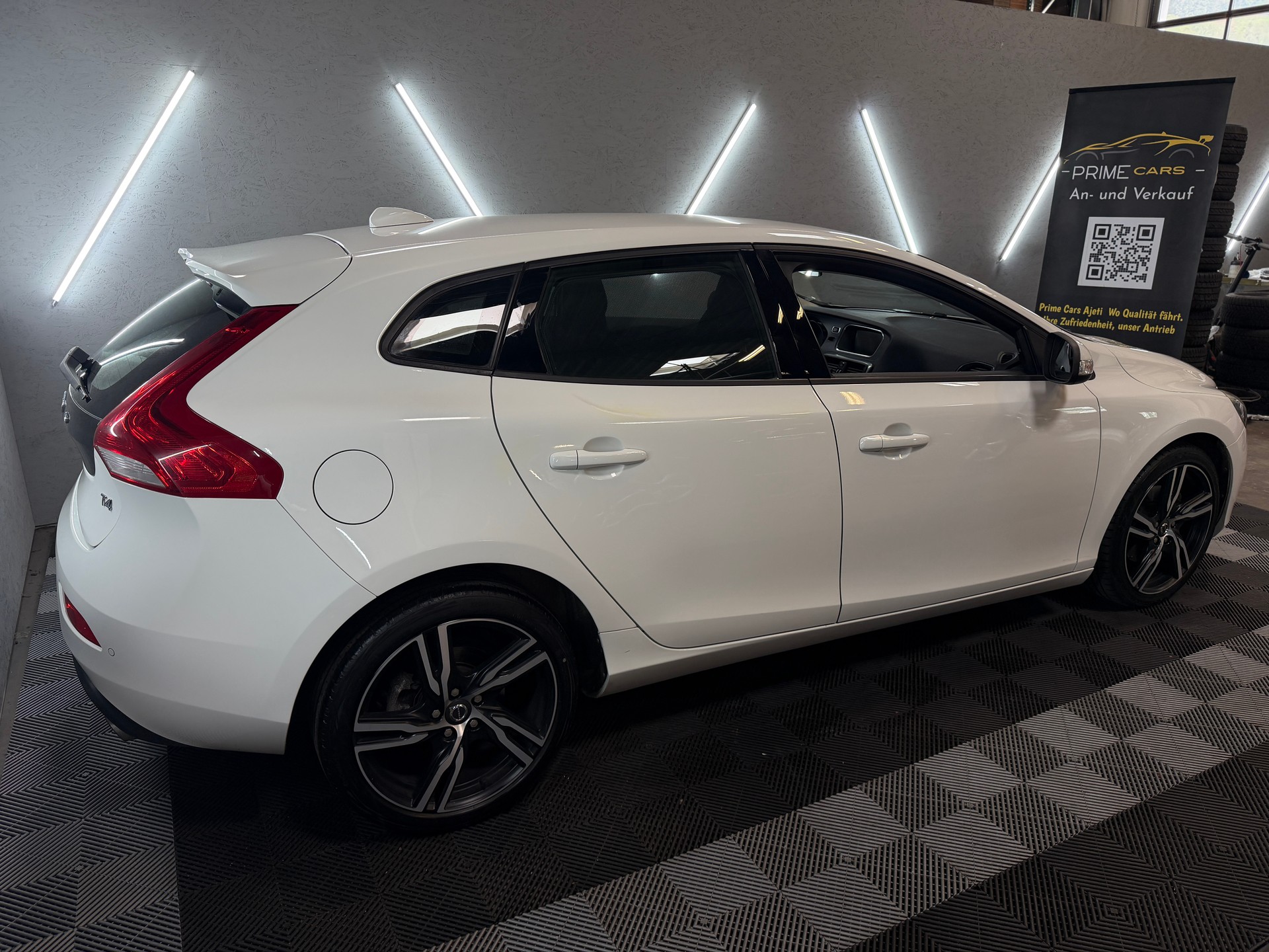 VOLVO V40 T4 Momentum Powershift-image-7