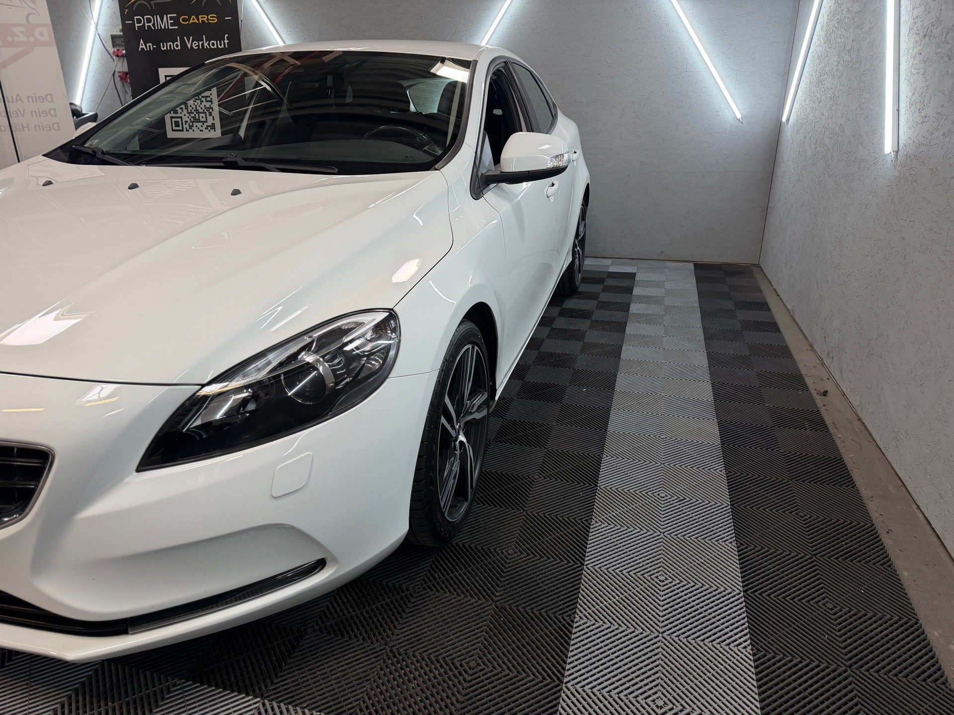 VOLVO V40 T4 Momentum Powershift-image-5