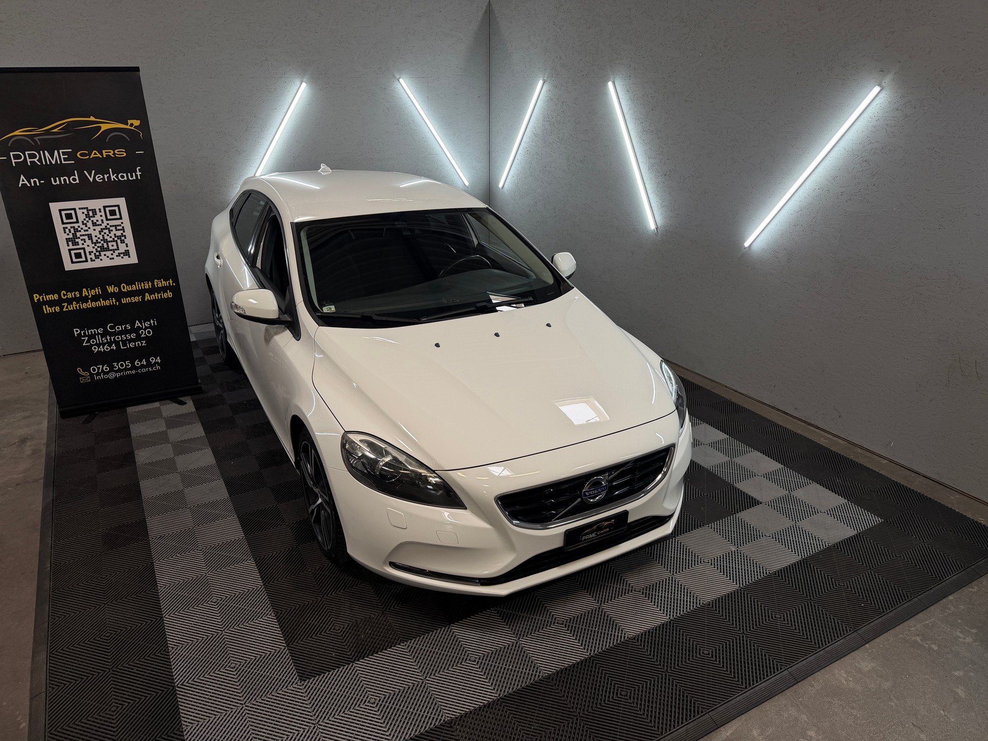 VOLVO V40 T4 Momentum Powershift-image-1