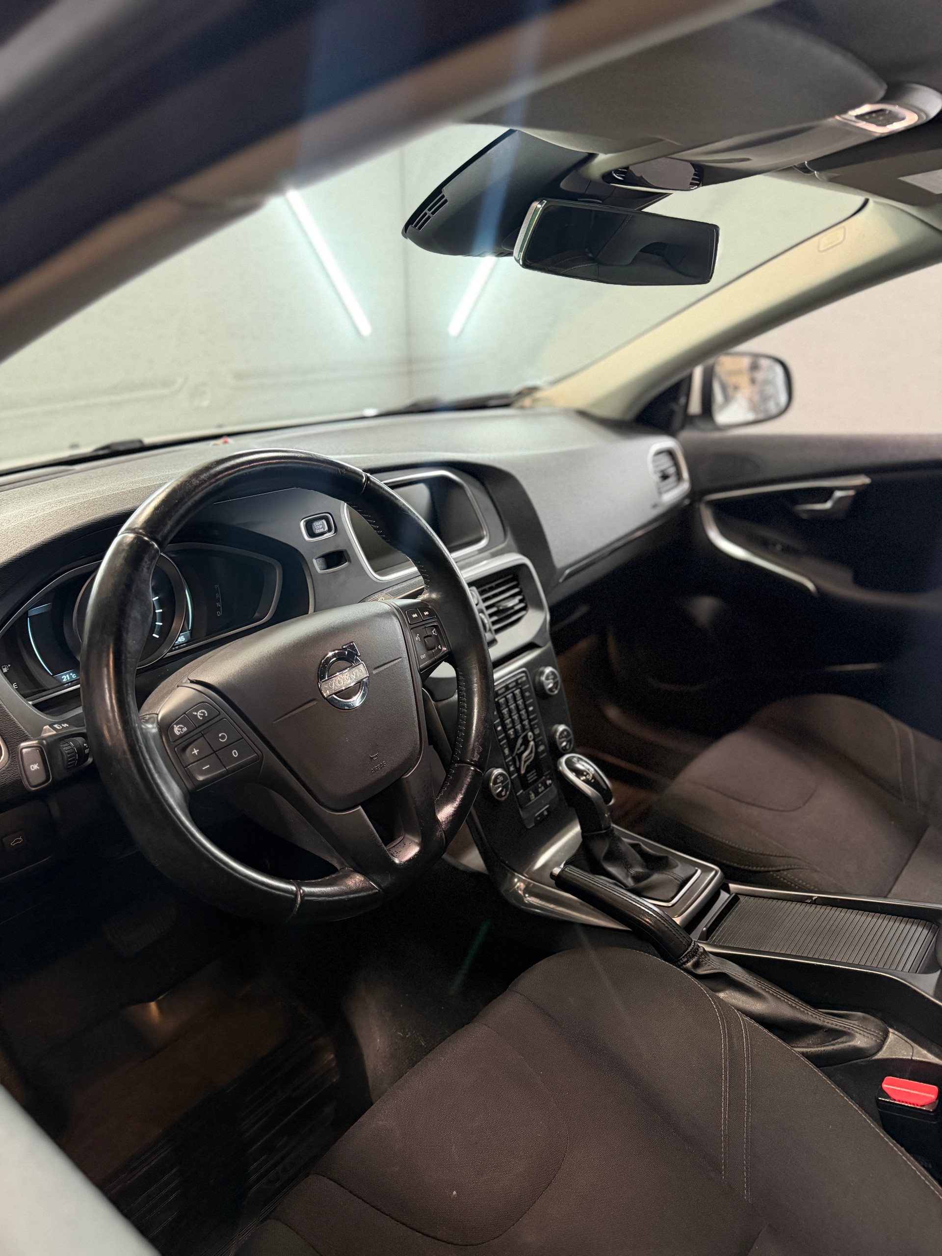 VOLVO V40 T4 Momentum Powershift-image-15