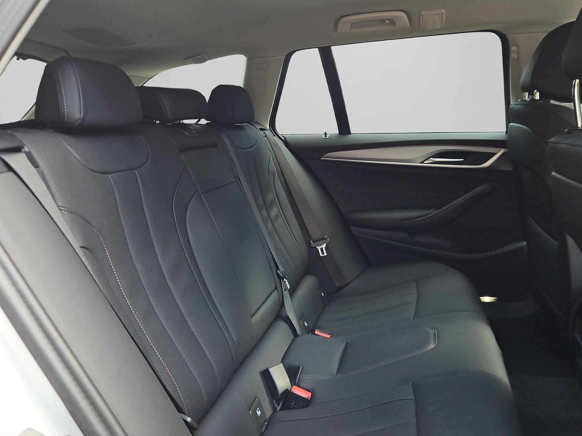 BMW 530i xDrive 48V Touring Steptronic-image-16
