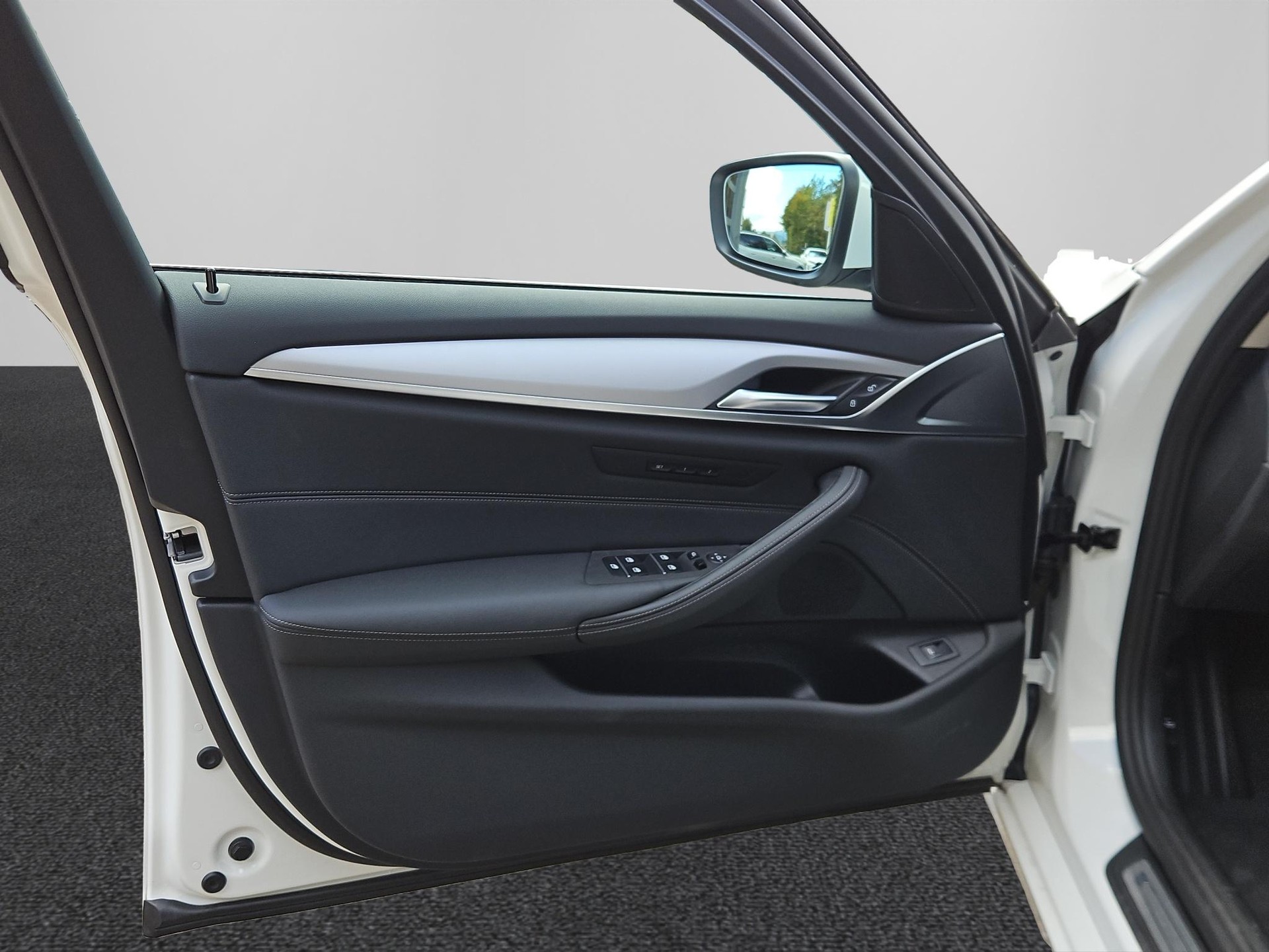 BMW 530i xDrive 48V Touring Steptronic-image-9