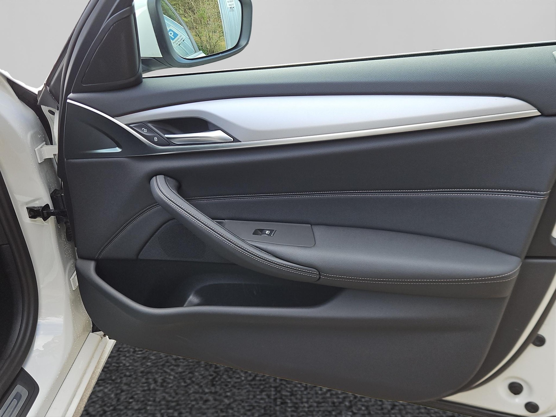 BMW 530i xDrive 48V Touring Steptronic-image-15