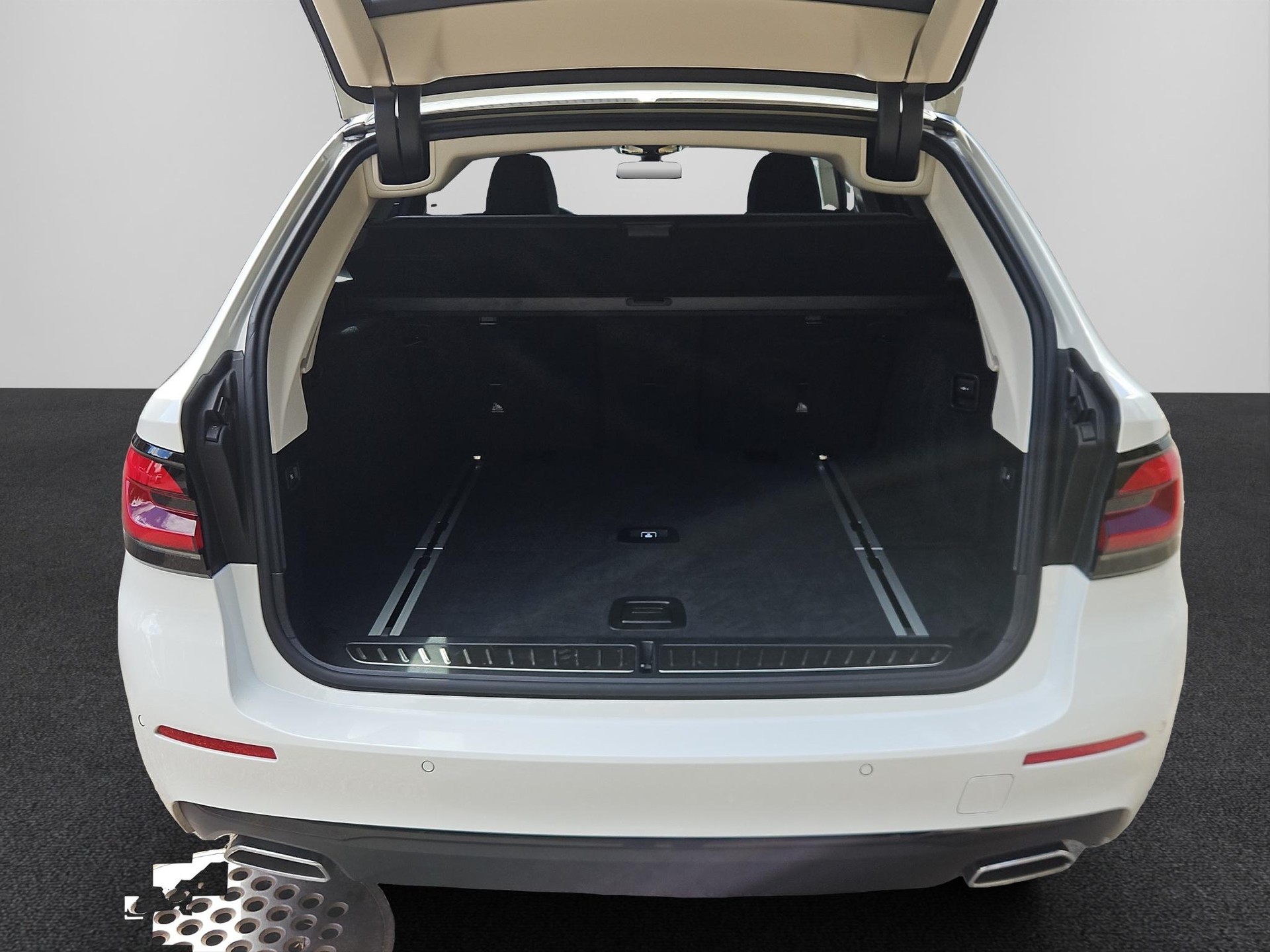 BMW 530i xDrive 48V Touring Steptronic-image-17