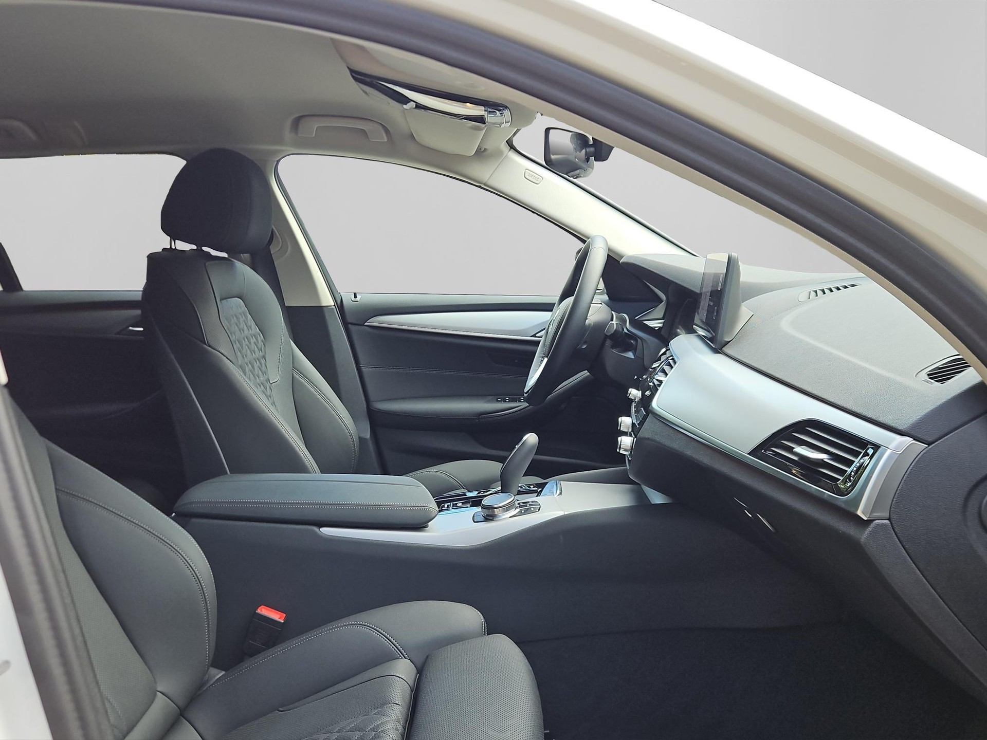 BMW 530i xDrive 48V Touring Steptronic-image-14