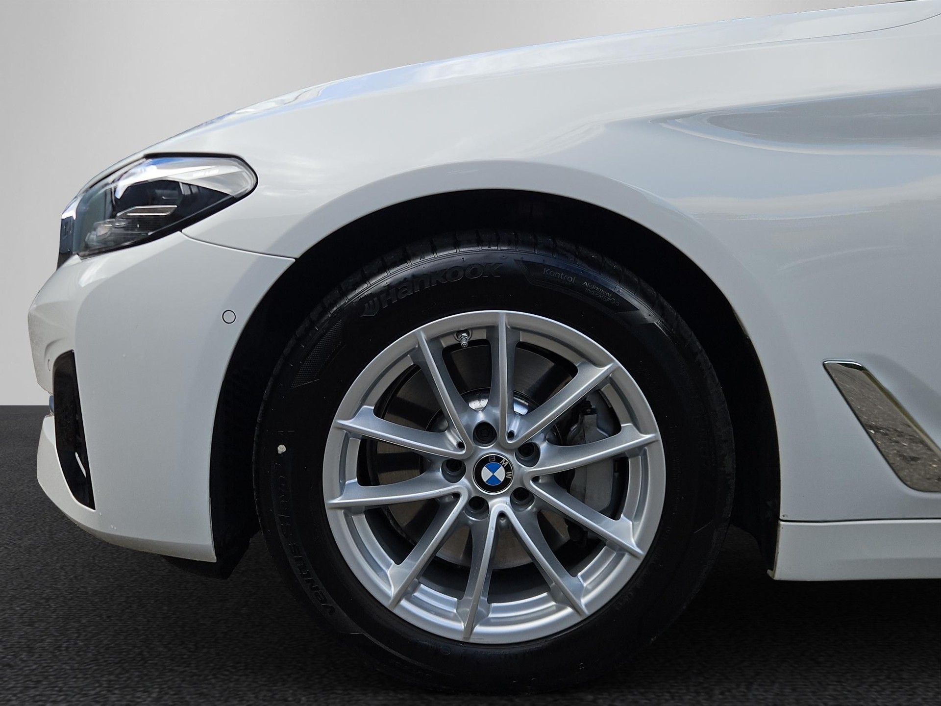 BMW 530i xDrive 48V Touring Steptronic-image-8