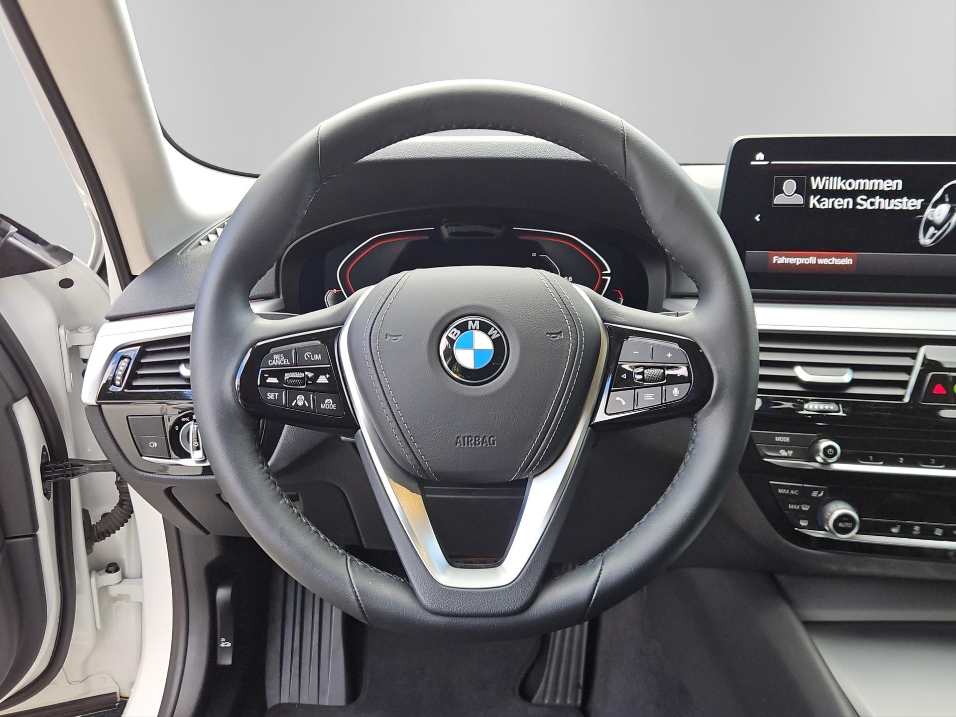 BMW 530i xDrive 48V Touring Steptronic-image-11