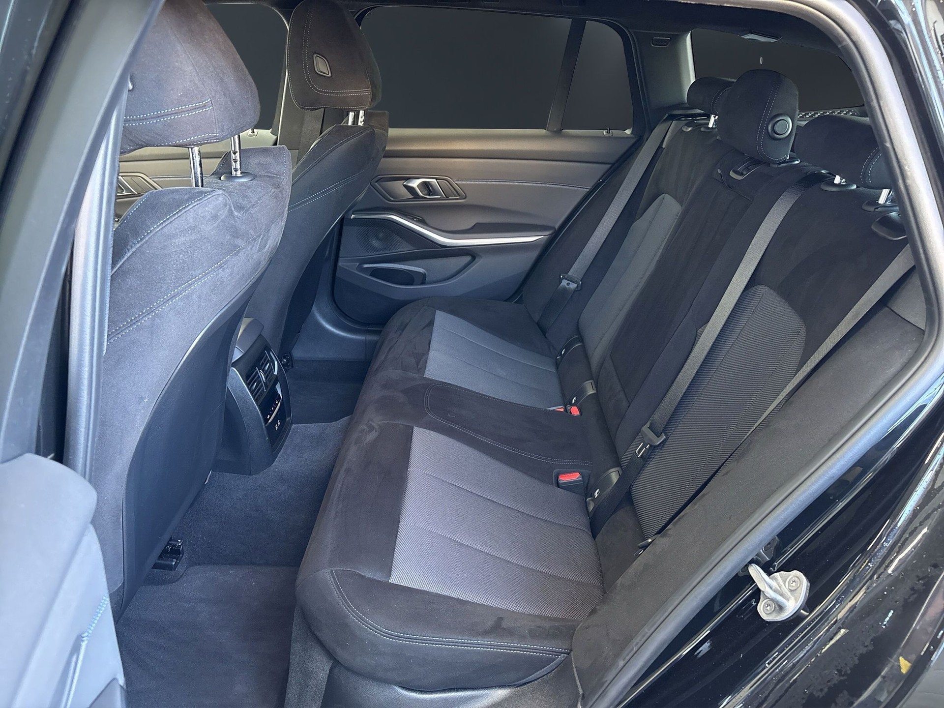 BMW 330 i Touring xDrive Steptronic M Sport Pro-image-13