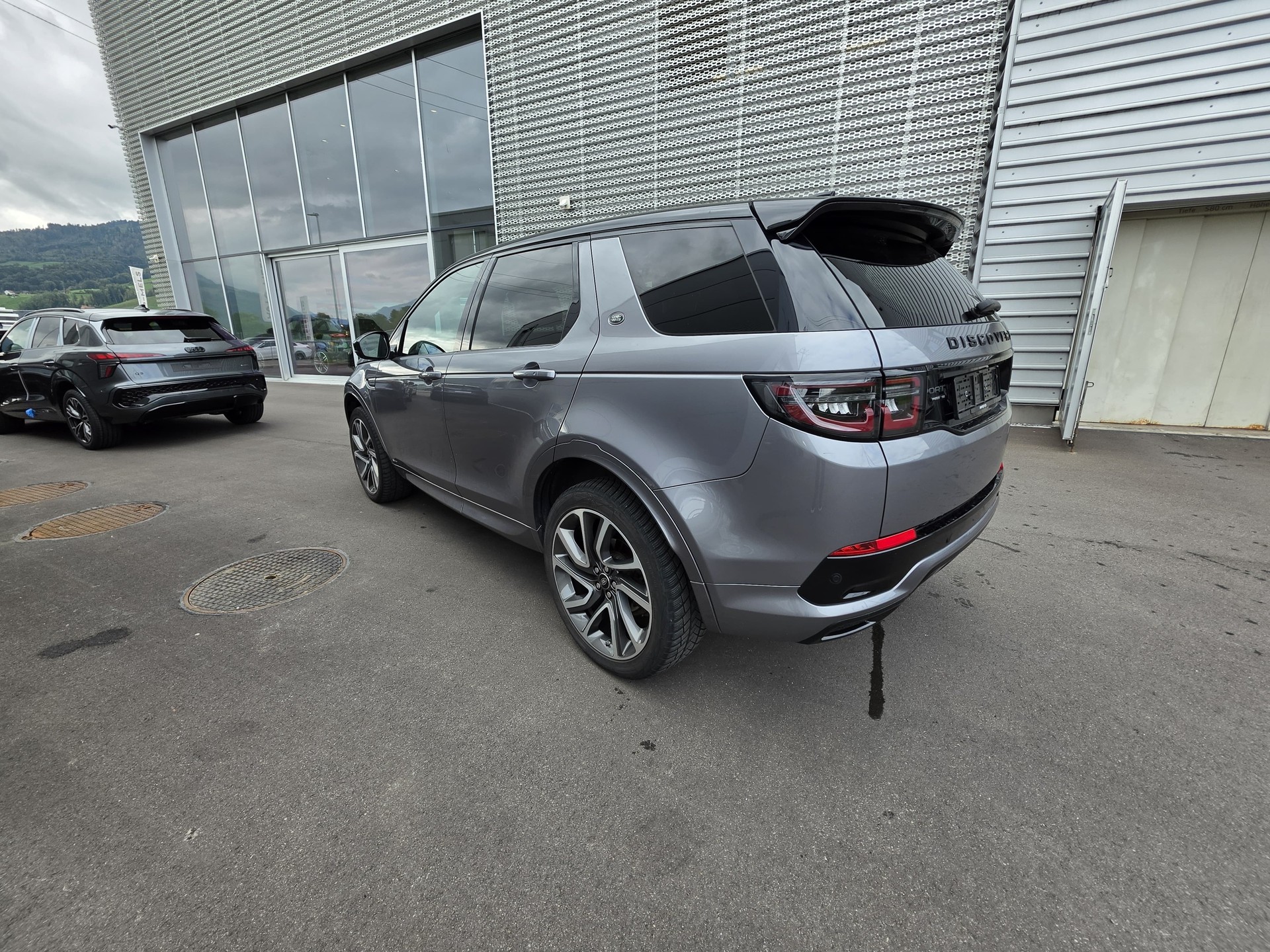 LAND ROVER 2.0 Si4 250 R-Dynamic HSE-image-2