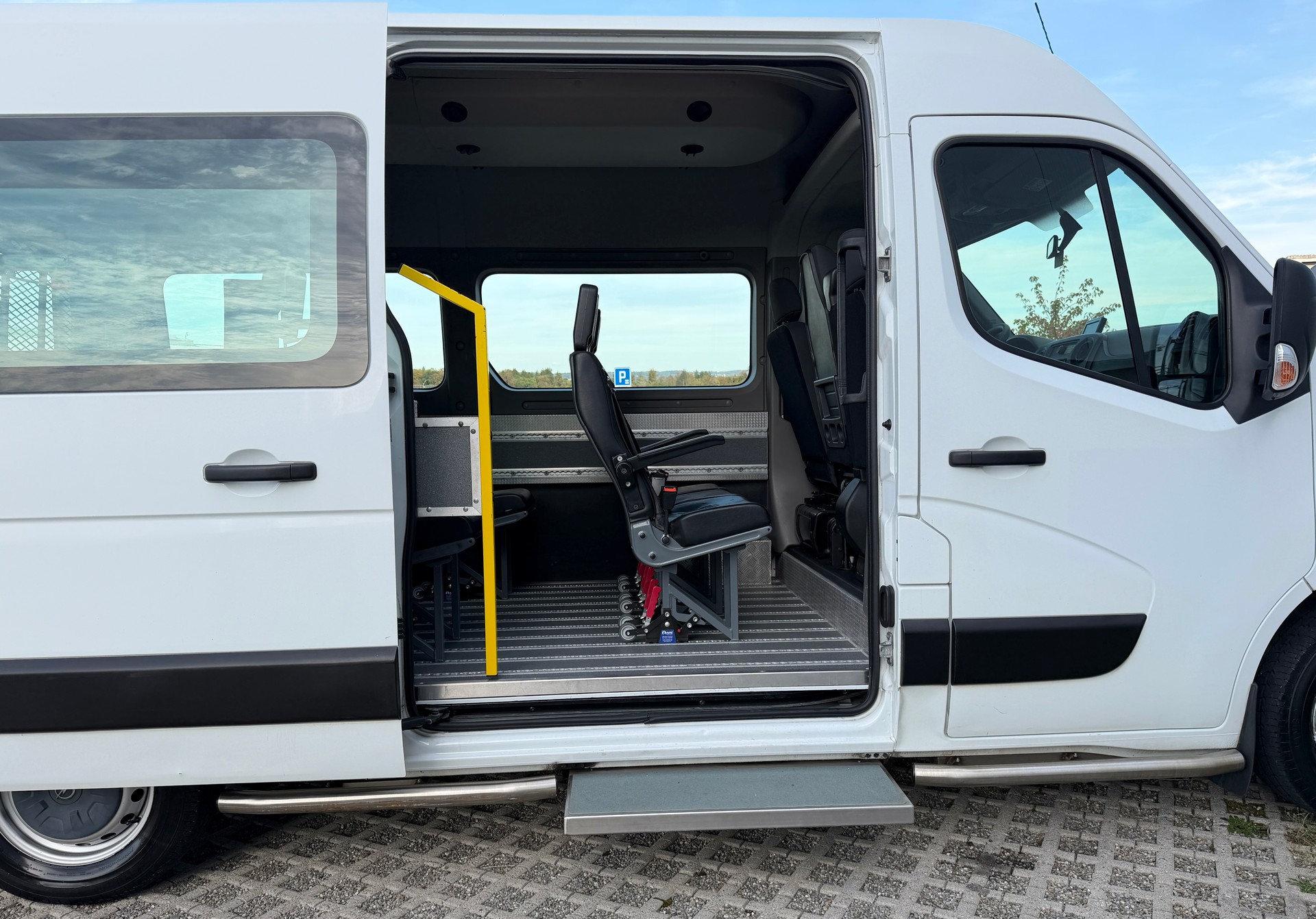 OPEL Movano 2.3 DT BiTurbo 3.5t L2H2 / Behindertenfahrzeug Inkl. Elektrischer Rollstuhlrampe-image-11
