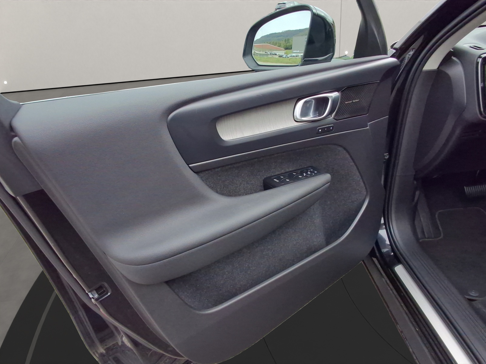 VOLVO XC40 2.0 B4 MH Plus Bright-image-13
