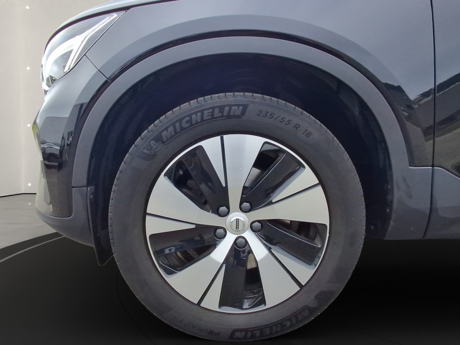 VOLVO XC40 2.0 B4 MH Plus Bright-image-4