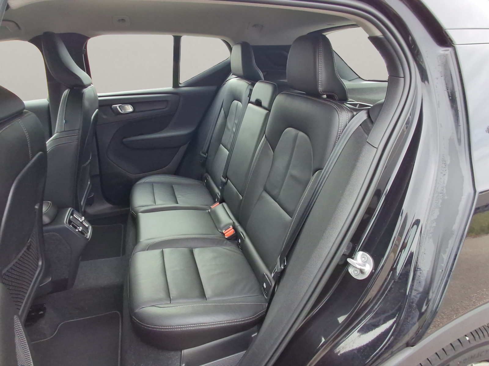 VOLVO XC40 2.0 B4 MH Plus Bright-image-6