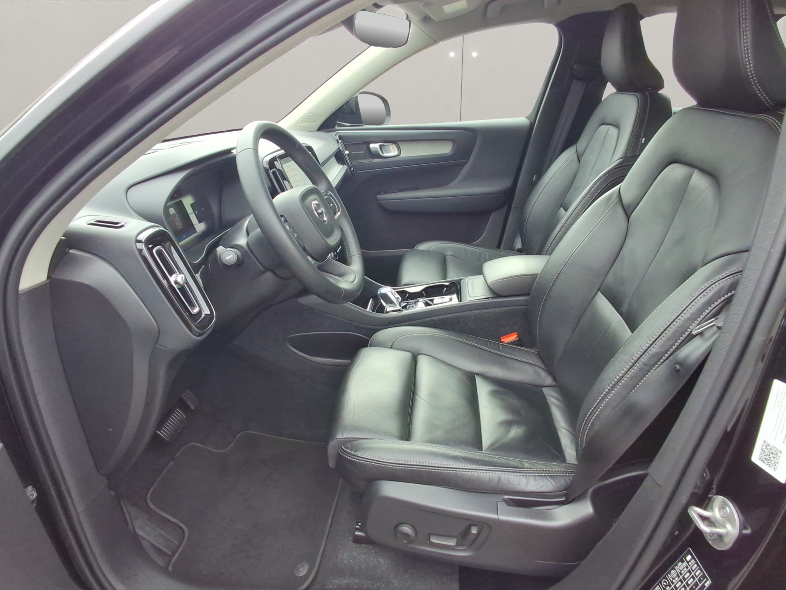 VOLVO XC40 2.0 B4 MH Plus Bright-image-5