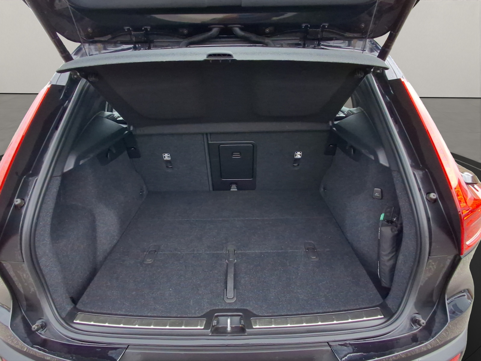VOLVO XC40 2.0 B4 MH Plus Bright-image-12