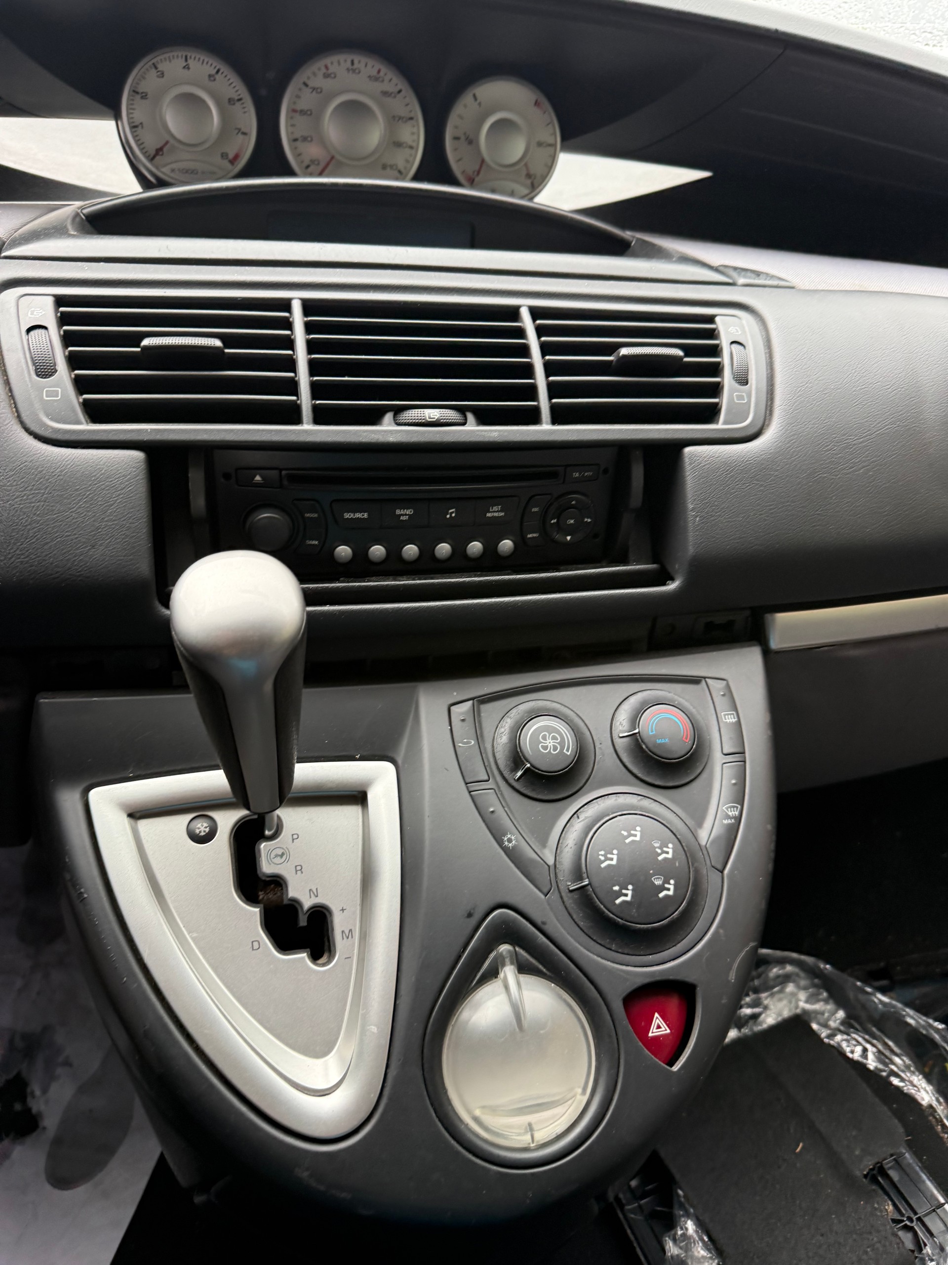 PEUGEOT 807 2.0 16V (SR) Family Automatic-image-9