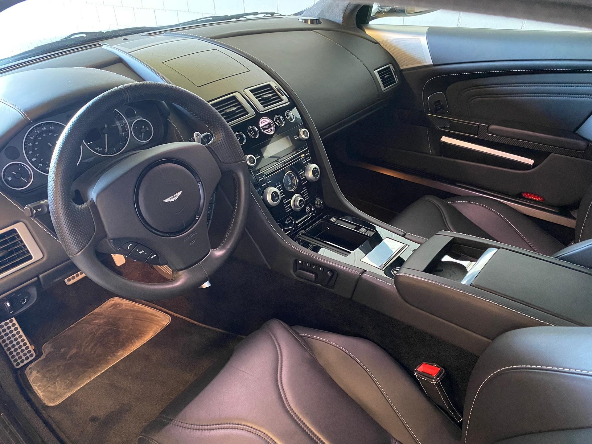 ASTON MARTIN DBS Coupé Touchtronic 2 "Carbon Black Edition"-image-4