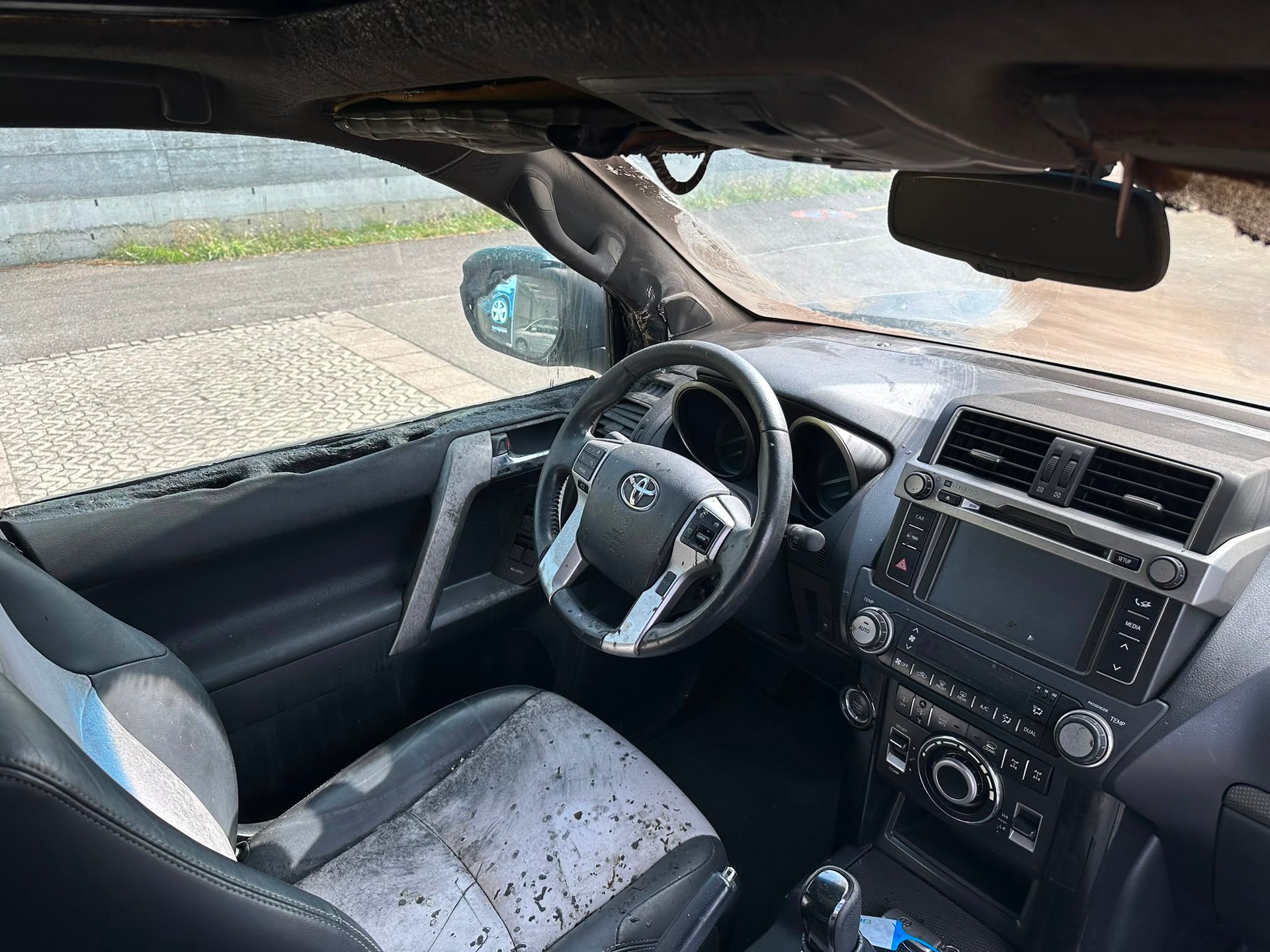 TOYOTA Land Cruiser 4.0 V6 Sol Premium Automatic-image-13