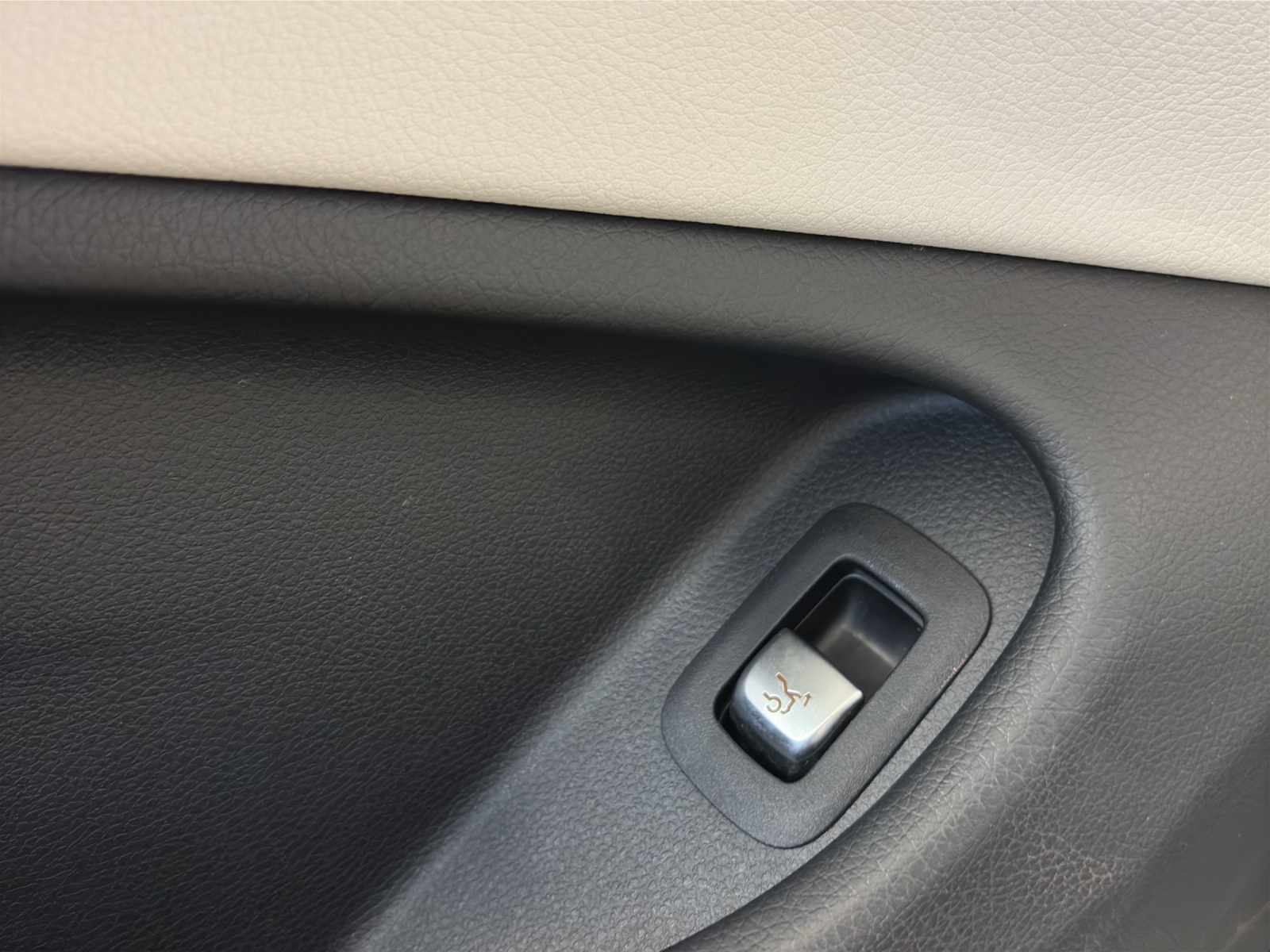 MERCEDES-BENZ C 200 4Matic-image-17