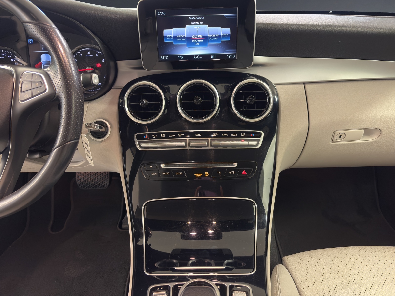 MERCEDES-BENZ C 200 4Matic-image-12
